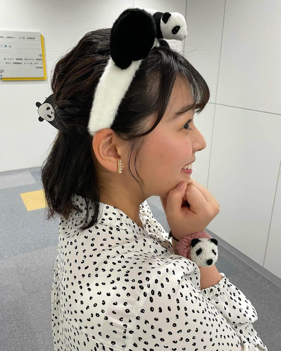 谷元星奈さんのインスタグラム写真 - (谷元星奈Instagram)「今週の『金曜LIVE！星奈のイマコレ』は アドベンチャーワールドとのバーチャル中継🐼  わたし、パンダが大好きなので、終始そわそわしてしまいました🐼 アドベンチャーワールドのパンダカチューシャと、スタイリストさんが用意してくれたパンダの髪飾りが可愛すぎました🐼  #カンテレ#アナウンサー #報道ランナー #星奈のイマコレ#生中継 #和歌山#白浜町#アドベンチャーワールド#パンダ#赤ちゃん#🐼」2月27日 14時17分 - tanimoto_seina