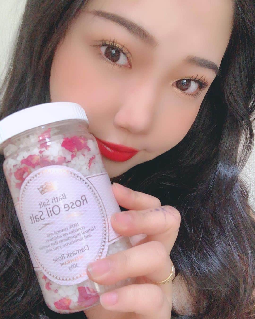amiのインスタグラム：「. この前のYouTube配信Get Shopping with meで 購入した商品が届いたよー！！ . 全部お気に入りだけど ブーツはセンタージップでタイプだし 流行りのスクエアでお気に入り🌝 これめちゃくちゃ安くなっててラッキーだった！ . スティックブレンダーは気になりつつ ずっと買ってなかったんだけど ８０００円が半額の４０００円になってたから このタイミングで姪っ子用にと思って 実家にももう一つ買って送ったよ💫 . 可愛い羊のラグもお気に入り🐑🖤 GLADDは全て正規品なのに びっくりなセール価格だから 本当にオススメ！！ . . .  #pr #GLADD #STAYHOME」