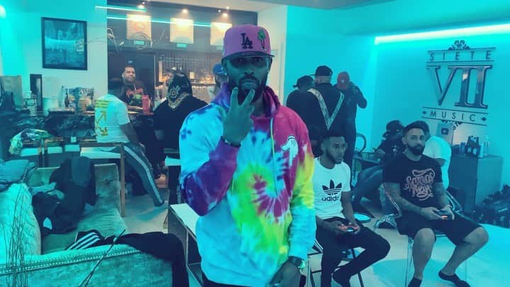 ホセ・レイエスのインスタグラム：「S I N P I E D A D 🇩🇴 @sietemusicofficial」