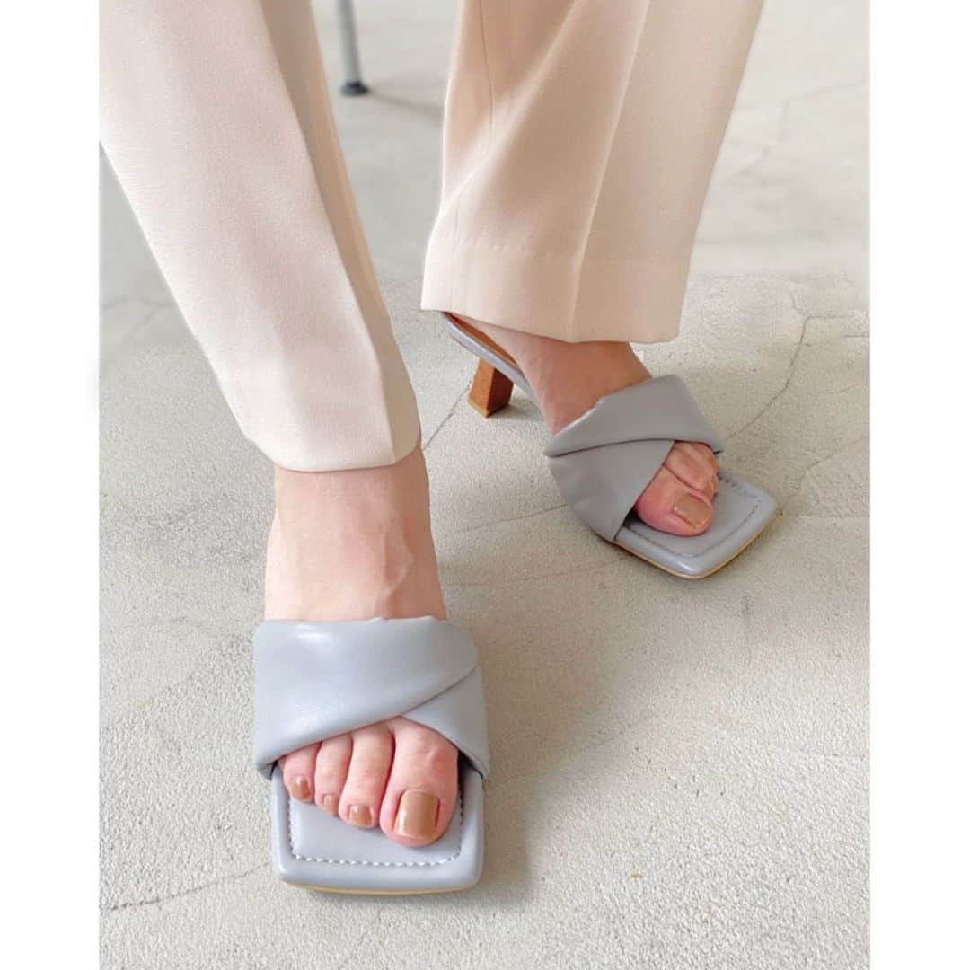のインスタグラム：「スクエアサンダル(IQ9523) ¥7,200+tax ・ ぷっくりとしたデザインがポイント。柔らかくて履き心地も◎ ・  #EVOL#イーボル #21SS#SS21#SS#spring#summer #fashion#ファッション#shoes#靴#pumps#パンプス#sandals#サンダル#mule#ミュール#zozotown#ゾゾタウン」