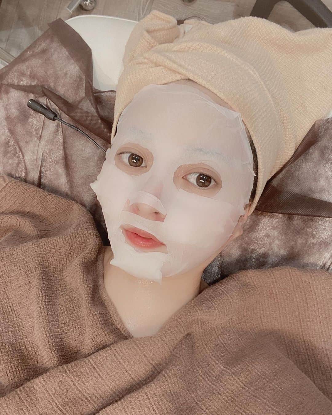 末次愛梨のインスタグラム：「どーーーーん💥💣💥 画力強めの写真ごめんなさい😂笑  この前いつも行っている @omotesando_medical_clinic 六本木院で メソナJを受けてきました〜♡  前回も受けたんだけど、 かなり良さを実感したので今回も🥺  毛穴がキュッと小さくなって キメが細かくなって お肌モチモチ〜になるの！！  小じわが気になる部分も 重点的にやってもらったよ✌️  前の投稿にも書いたんだけど、 別名、針なし水光注射って言われてて 痛みもDTもないからメイクもすぐできる😏😏  終わったあと2トーンくらい 肌の色が明るくなってくすみもとれた✨  #メソナJ#美容#美容クリニック#美容好きな人と繋がりたい#表参道メディカルクリニック#表参道メディカルクリニック六本木院#針なし水光注射#スキンケア#ニキビケア#シワ改善#アンチエイジング#毛穴ケア」