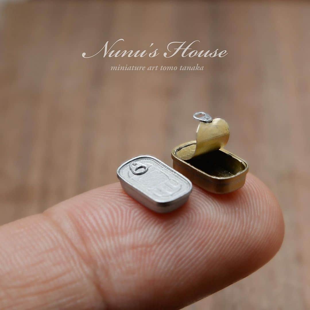 Nunu's Houseのインスタグラム：「🥫 オイルサーディン用の缶詰を 作りました🐟 1/12スケールです。 ビジュアル写真は他の投稿で 確認下さい。  #ミニチュア#缶詰 #田中智#miniature  #nunushouse」