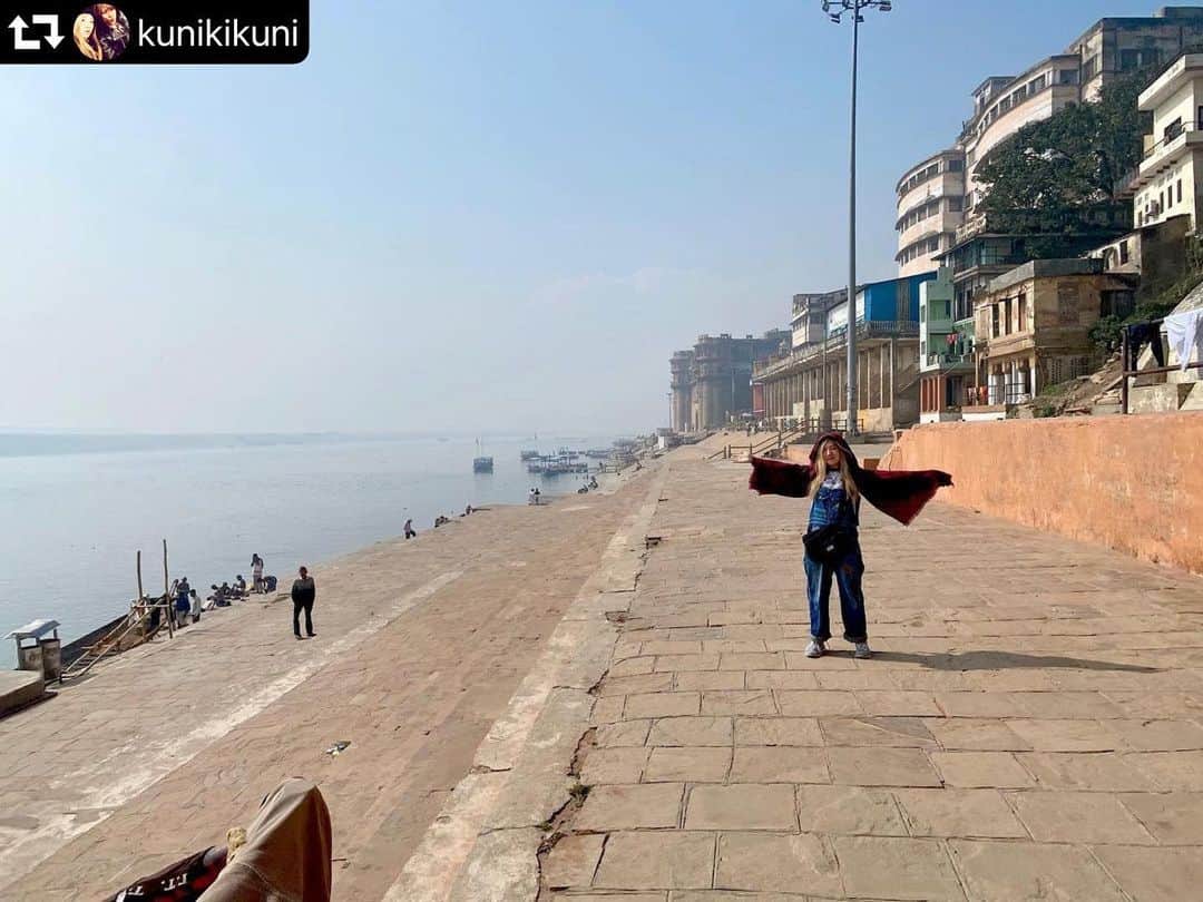 喜国雅彦＆国樹由香さんのインスタグラム写真 - (喜国雅彦＆国樹由香Instagram)「昨年の今日は、空手の師範に連れられてインドのバラナシにいました。これは聖なるガンガーで撮った写真。世界が落ち着いたらまたインドに行きたいです！（由）#今にして思えば奇跡の旅  #repost @kunikikuni ・・・ 日本に想いを馳せつつ、聖なるガンガーまでやって来ました（由）  #ganges #india #varanasi #trip #travel #firsttime #ガンジス川 #早朝に来たら #濃い霧で何も見えなかった #お昼にリベンジ #ガンガー #バラナシ #カオス #インド」2月27日 14時37分 - kunikikuni