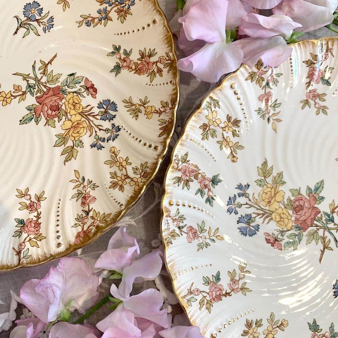 のインスタグラム：「春らしい、お花柄のお皿が入荷しました。 ゴールドの縁取りに色とりどりの花々が咲く、豪華なお品物です。 1枚SOLD  #toricoloreshop #アンティーク皿 #アンティーク #アンティーク雑貨  #アンティーク陶器 #花柄 #飾り皿 #陶器 #花皿 #アンティークショップ #フランスアンティーク #antique #frenchantiques #antiqueshop #シャビー #brocante」