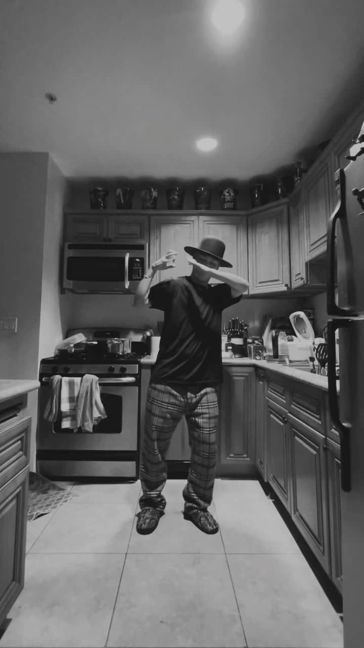 のインスタグラム：「Finger wave + Shoulder isolation #dance #freestyle」