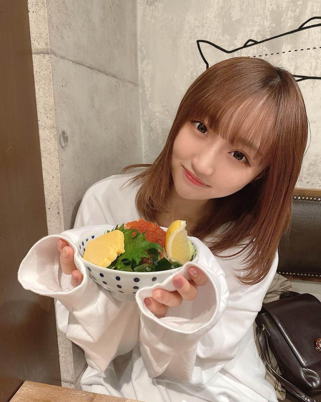 星野麻里愛さんのインスタグラム写真 - (星野麻里愛Instagram)「丼たべた！！！ #サーモンパンチ#サーモン丼」2月27日 14時39分 - maria.pink28