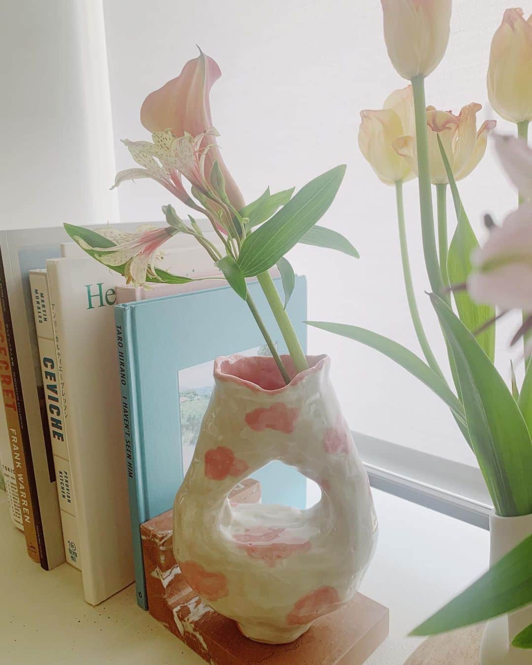 花盛友里のインスタグラム：「My second @bettunika vase;)  2個目のbettunika！ ずっと欲しかった雲柄をやっと、ゲットー！嬉しい💕」