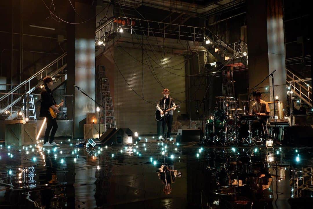 BUMP OF CHICKENのインスタグラム：「本日23:00～放送のNHK「SONGS」に出演します。「アカシア」・「Aurora」・「Flare」・「魔法の料理 〜君から君へ〜」を演奏させて頂きます。https://www.nhk.or.jp/music/songs/」