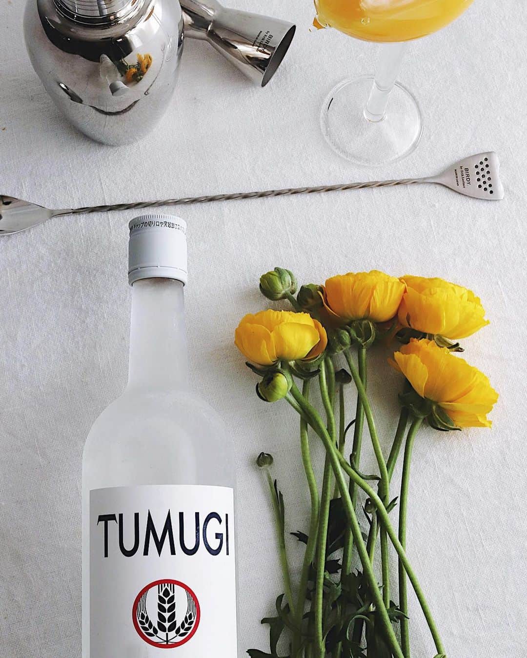 樋口正樹さんのインスタグラム写真 - (樋口正樹Instagram)「TUMUGI 🍊 . 週末はおうちで花を用意して お酒を飲むと美味しいですよ！ . 愛媛の濃いみかんジュースに 大分のツムギを同量で合せた それだけのことなのですけど 天気良い週末の午後とかには 簡単でおいしいのでおすすめ。 @wapirits.tumugi . . #TUMUGI #wapiritsTUMUGI #花を飾ろう #花を飾る #花を飾る生活 #お花見 #愛媛みかん #おうちバー #おうち時間 #おうちカクテル #麹 #三和酒類 #ミクソロジー #スピリッツ #和ピリッツ #カクテル #大分県 #宇佐  #wapirits #Kojisour #Mixologyart #madeinjapan #mixology #cocktail #mixologyst #madeincocktails #craftcocktails」2月27日 14時50分 - higuccini