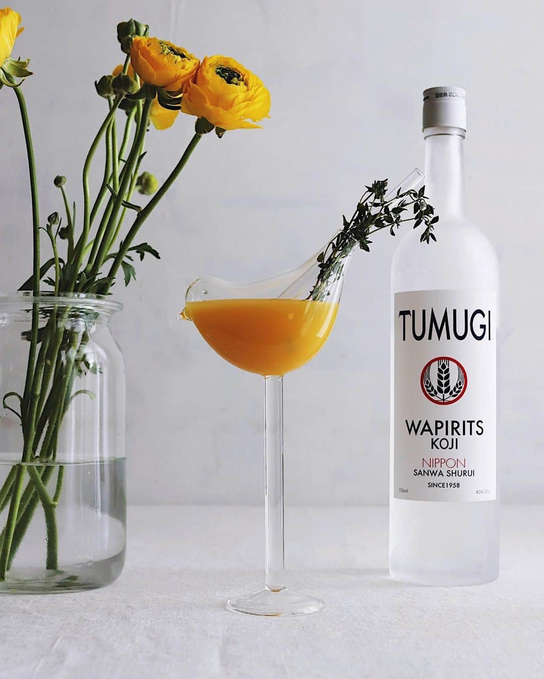 樋口正樹さんのインスタグラム写真 - (樋口正樹Instagram)「TUMUGI 🍊 . 週末はおうちで花を用意して お酒を飲むと美味しいですよ！ . 愛媛の濃いみかんジュースに 大分のツムギを同量で合せた それだけのことなのですけど 天気良い週末の午後とかには 簡単でおいしいのでおすすめ。 @wapirits.tumugi . . #TUMUGI #wapiritsTUMUGI #花を飾ろう #花を飾る #花を飾る生活 #お花見 #愛媛みかん #おうちバー #おうち時間 #おうちカクテル #麹 #三和酒類 #ミクソロジー #スピリッツ #和ピリッツ #カクテル #大分県 #宇佐  #wapirits #Kojisour #Mixologyart #madeinjapan #mixology #cocktail #mixologyst #madeincocktails #craftcocktails」2月27日 14時50分 - higuccini