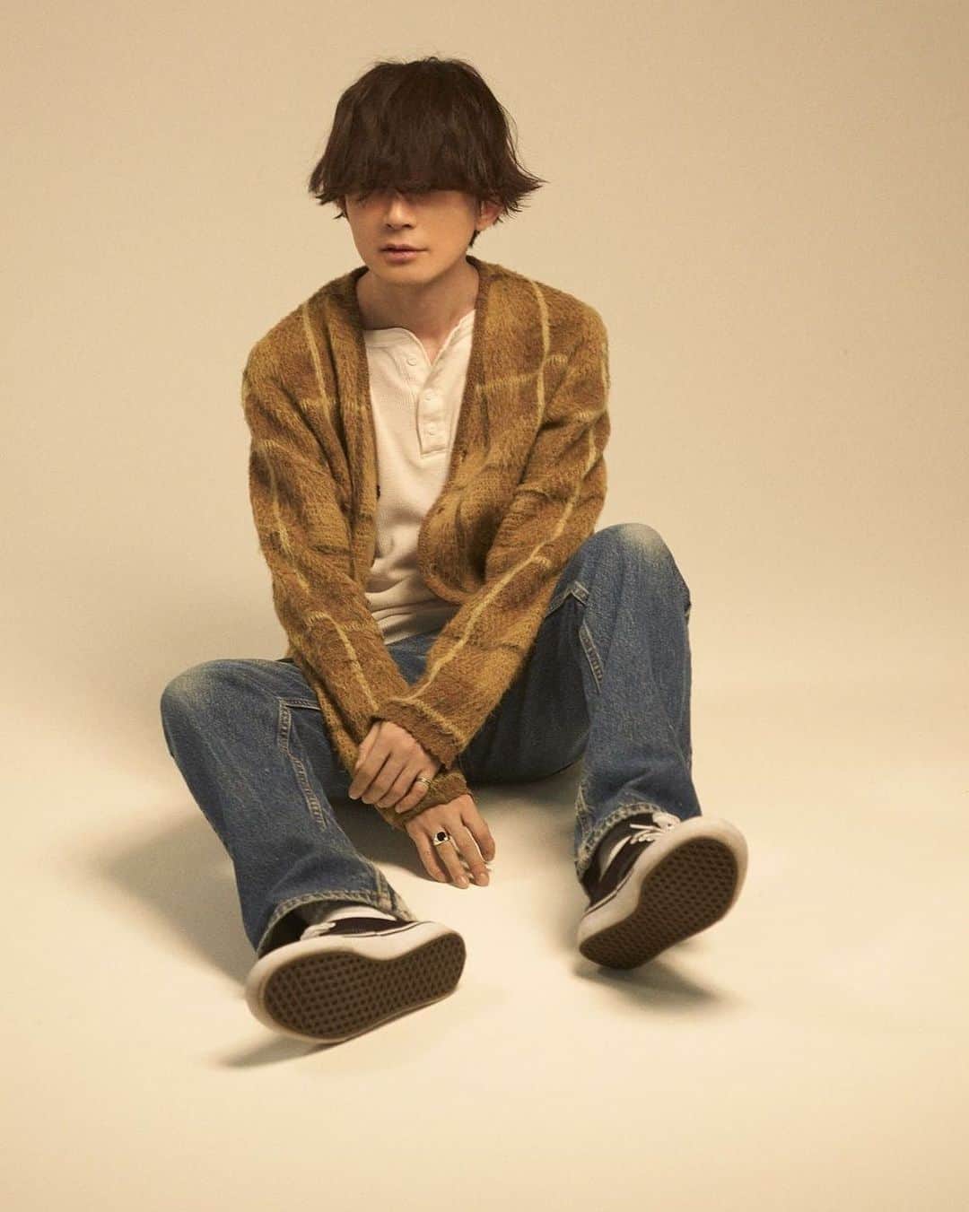 BUMP OF CHICKENのインスタグラム：「本日発売の雑誌「ROCKIN'ON JAPAN」にVo./Gt.藤原のインタビューを掲載して頂いております。https://www.rockinon.co.jp/business/publication/magazine/147755」