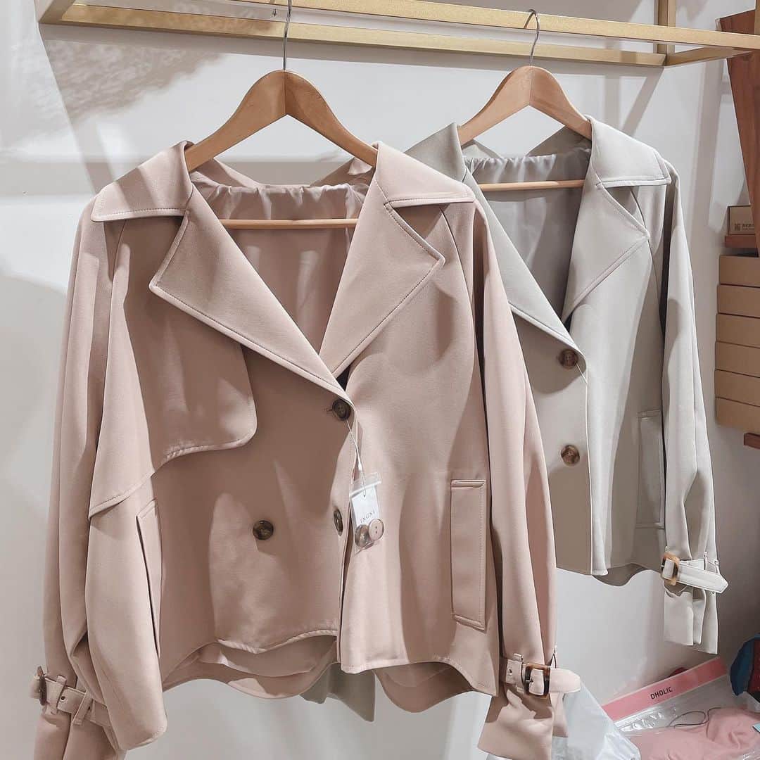 Fleur Fleurのインスタグラム：「春季外套登場 春天嘅天氣又潮濕又成日落雨點 少得一件trench coat 外套呢？ 呢個款係新返㗎剪裁有啲似斗篷😍😍👌🏻 有今季最興嘅薄荷綠色同埋長青嘅粉紅色  現貨上架✨✨ 新作可以享有八五折優惠 購物滿港幣$2000可享免費順豐送貨😋😋👏🏻 歡迎上嚟門市試穿 今日營業時間由1:00點到夜晚8點」