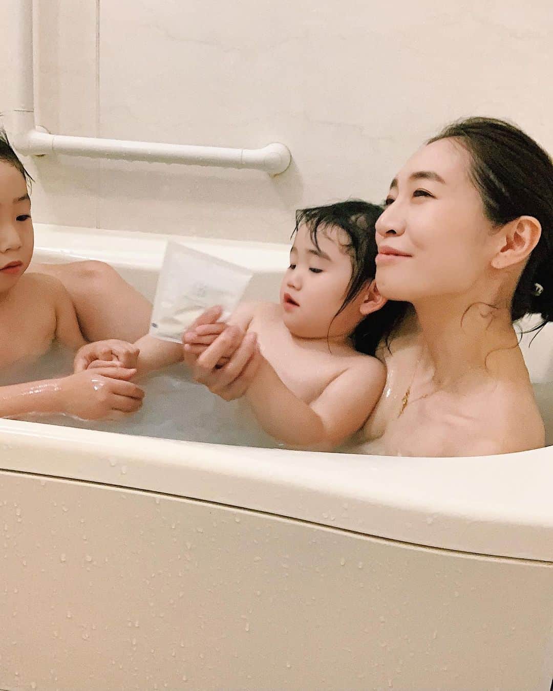 鈴木優美 のインスタグラム：「日々のお風呂時間🛁 兄妹で喧嘩はしょっちゅうで（笑）自分がリラックスなんてなかなか出来ない毎日だけど😅 お湯の色が白くなり、底が見えなくなるこの入浴剤の時だけはテンションも上がるのか仲良く入ってくれます✨ . 使っているのは @kokorokaradalab のママアンドベビーバスパウダー！ 新生児から大人まで使えて、赤ちゃんだけでなく、水仕事などで手が荒れるママ、デリケートゾーンのお悩みの方にも今売れているんだそう。 創業者さんの子どもが生まれた時にアカギレだらけだった事がきっかけなんだって！！ ママが苦労したことをきっかけにママ目線で商品にしてくれるのは、同じママとしてとても嬉しい✨ パッケージも可愛く、入浴後は一緒に塗りたい！と子どもたちとママアンドベビーケアクリームを塗りました😌 私自身はスカルプセラムで頭皮も優しくリフレッシュ。 . ちなみに子どもたちの思いっきり笑顔の写真は基本的に子どもが全身出てしまいアウトなものなので😂 自粛させていただきます。笑 . . . . . . #ここラボスカルプセラム #ここラボ #入浴剤 #スキンケア #ママアンドベビーバスパウダー #ママアンドベビーケアクリーム #スカルプセラム #こころからだあんしんラボ #頭皮ケア #ママアンドベビーケアクリーム #美肌菌 #乳酸菌 #b8ta #ambassador #2人育児 #二人育児 #2人育児奮闘中」