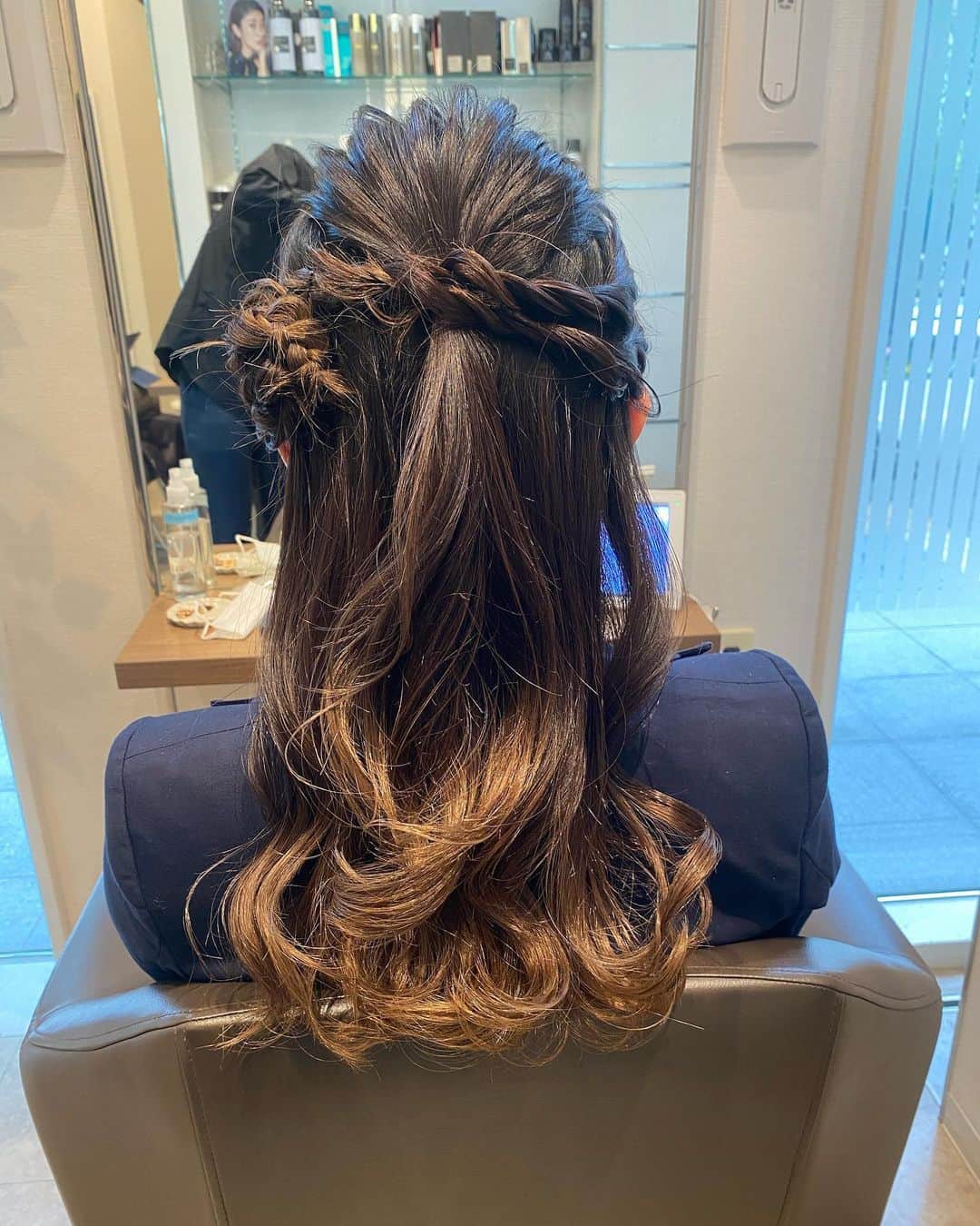 藤井舞のインスタグラム：「司会用のお花のヘアセット。  #フリーアナウンサー #女子アナ #女性経営者 #大田区 #大森  #元NHKアナウンサー #着物好きさんと繋がりたい #ねことふじい #若手経営者 #経営者 #sake #のんべえ女子 #アナウンサー #オーナー #司会 #お仕事依頼受付中」