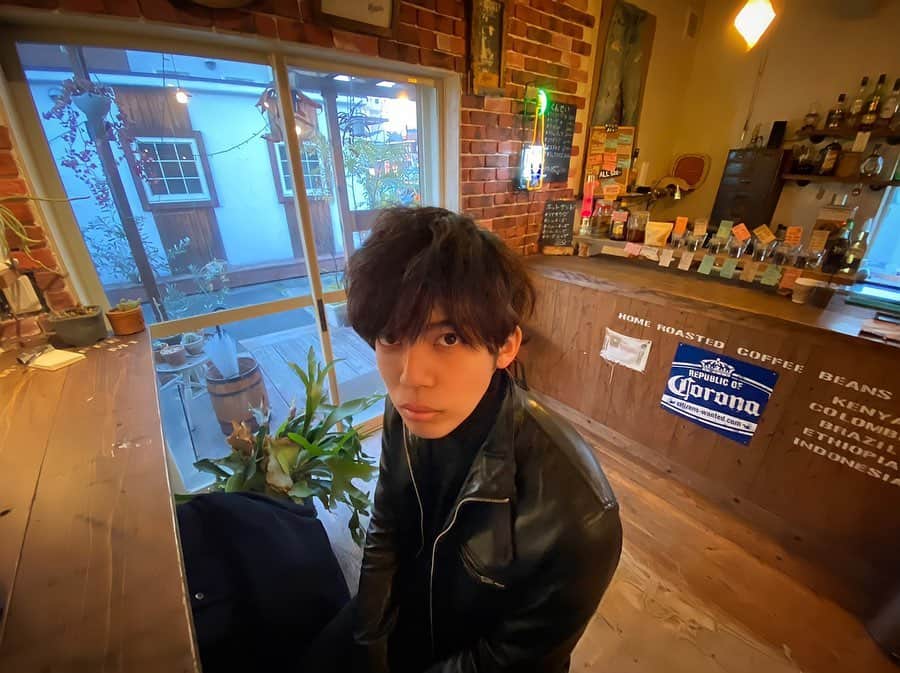 のインスタグラム：「ブラックなコーヒーも 少しずつ飲めるようになってきました。  話変わるけど ちゃんと自分の健康も気にしないといけないなと思う2月の終わり。  #photo #ootd #ポートレート #portrait  #monochrome  #used #cafe #竹下健人」