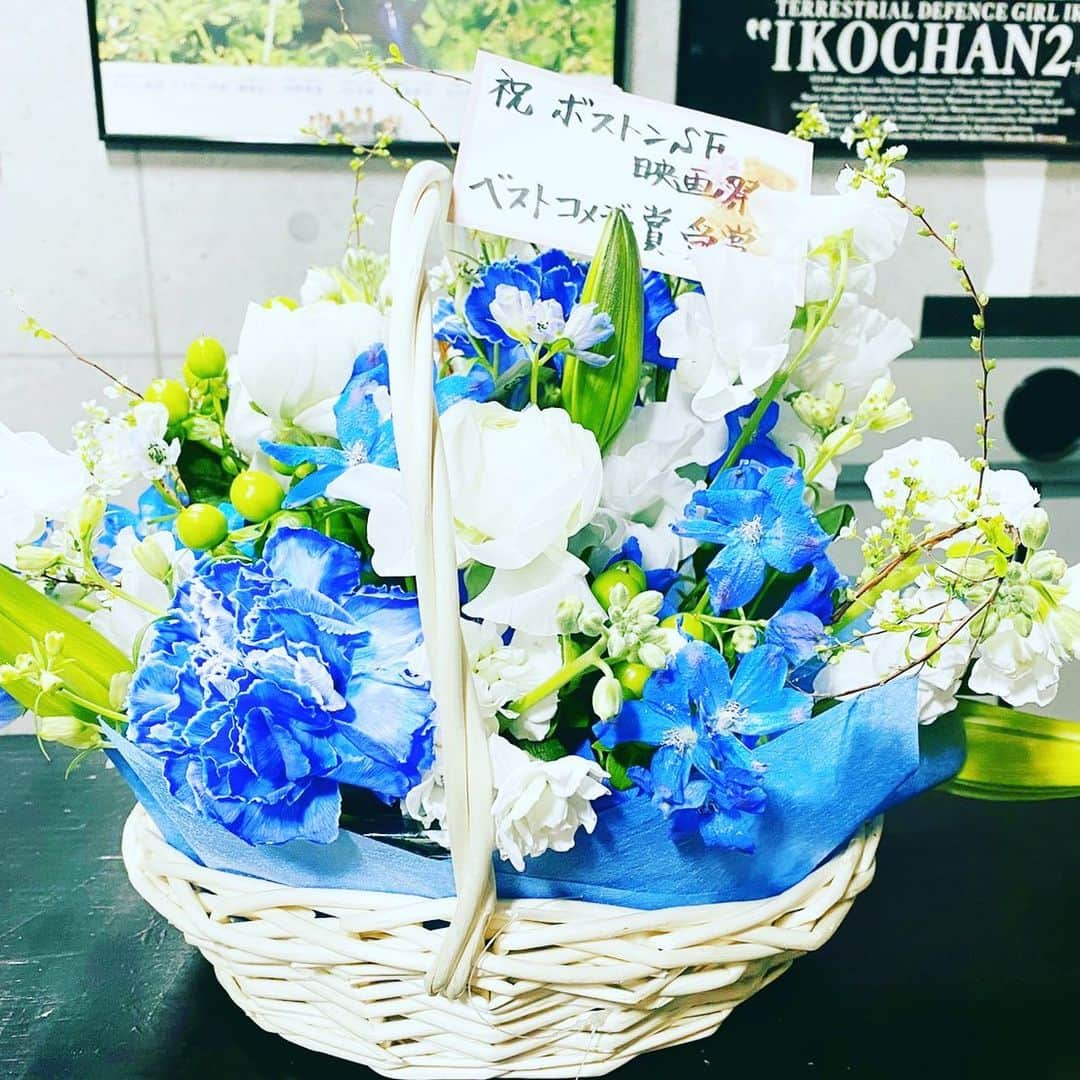 河崎実さんのインスタグラム写真 - (河崎実Instagram)「いつも応援してくれるファンの方からお祝いのお花いただきました。うれP！  #三大怪獣グルメ #河崎実」2月27日 15時20分 - kawasakiminoru