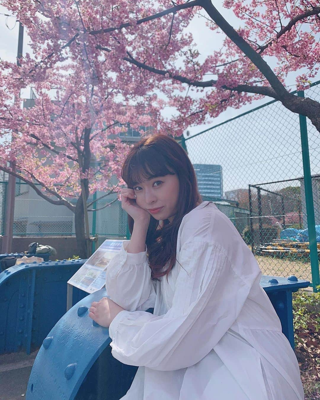 八角瑛子のインスタグラム：「🌸  白いワンピース着てる日に限って 毎回なにかこぼしちゃう🙄 今日はプリンのカラメルソース🙄  #白い服あるある」