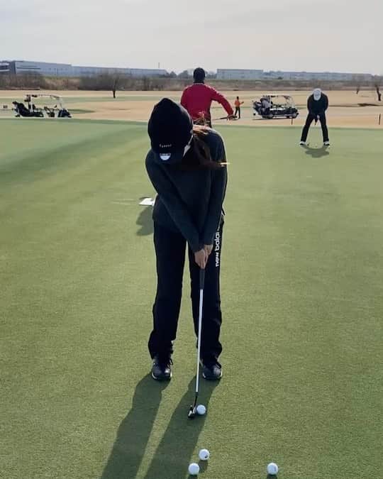 青木茉里奈のインスタグラム：「koshigaya golfclub⛳️🌴 久しぶりに、コーチにチェックしてもらって来ました！ フィーリング良✨ 暴風過ぎて、飛ばされそうでした🤣 @okuyamayushi  _ _ _ _ _ _ _ _ _ _ _ _ _ _ _ _ _ _ _ _ _ _ _ _ _ _ _ _ #golf #practice #koshigayagolfclub」