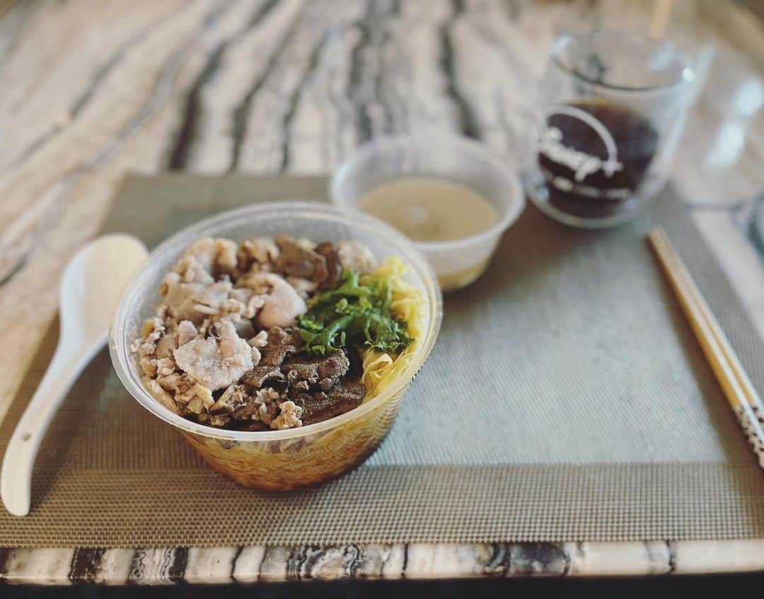 林俊傑のインスタグラム：「Guess why I’m eating in today? 猜猜為什麼今天在家裡叫外賣？  #hintinthepicture #找亮點」