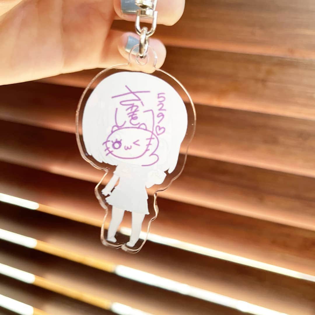 坂本詩緒里さんのインスタグラム写真 - (坂本詩緒里Instagram)「3/14ホワイトデーイベントの参加賞のサンプルが届きました❤️ ちょうど良いサイズでかわいく仕上がってます😆 ラウンドワンのアプリからもご予約できますので宜しくお願い致します✨  #ラウンドワン #プロボウラー #アクリルキーホルダー #bowling #オリジナル #グッズ」2月27日 15時23分 - jpba529
