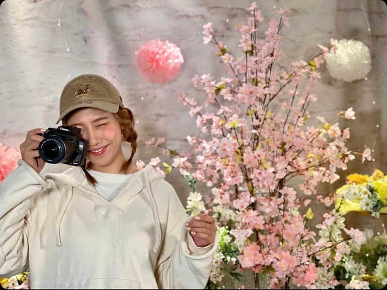 Spacebriddのインスタグラム：「スタジオは　もう春🌸👒💐  季節の装飾ブースは桜や花がたくさんで女性に人気🌸💐  女性の利用が多いためメイクルームも充実　💄🪞 メイク備品や貸衣装も有ります  📸 📲　#YouTube #ライブ配信  #tiktok  #pv ﻿ などクオリティー高い配信にも利用可能（各種照明、プロジェクター） ﻿ 広々としたスタジオに各種装飾、個室のダークルーム、可愛いベッドルーム、メイクルームも充実！﻿ ﻿ 写真、動画、ロケ、配信や　もちろんパーティールームとしても使用可能！﻿ ﻿ ﻿ ﻿ ﻿ ﻿ ﻿ SPACE BRIDD大手町のお洒落スペースでは 撮影やライブ配信も可能です📸🎙﻿ ﻿ ﻿ ﻿ 💕CUTEGIRLS撮影会💕﻿ @cute.girl.photo ﻿ ﻿ ﻿  #スタジオ #studio #おしゃれインテリア #ロケ #撮影 #photo #tokyo #tokyostudio #photo #cutegirls cutegirls撮影会　#撮影会 ﻿ ﻿ #ライブ配信 ﻿ #女子力 #楽しい #かわいい﻿ #モデル ﻿ #撮影ブース ﻿ #撮影依頼 #女子力アップ ﻿ #メイク #オシャレ  #メイクルーム ﻿ #撮影スポット #東京 ﻿ #撮影スタジオ ﻿ #カメラマンさんと繋がりたい﻿ #ファインダー越しのわたしの世界」
