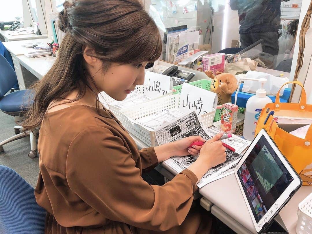 山﨑加奈さんのインスタグラム写真 - (山﨑加奈Instagram)「・ このあと5時からはみなスポ！⚽️ Jリーグも開幕しましたね🌈 今日は清水対鹿島の結果をチョーソクします✨ がんばれー！エスパルスー！！！！！  そして、ベルテックスコラボ企画の『山﨑チアに挑戦編』も、今日で完結！🥺 果たして成功したのか、、！？  今日も盛り沢山でお伝えします☺️💞 ・ #みなスポ #jリーグ開幕  #清水エスパルス #がんばれエスパルス  #スポーツキャスター #アナウンサー #机汚いのはご愛嬌  #山﨑加奈」2月27日 15時27分 - kana_yamazaki_sbs