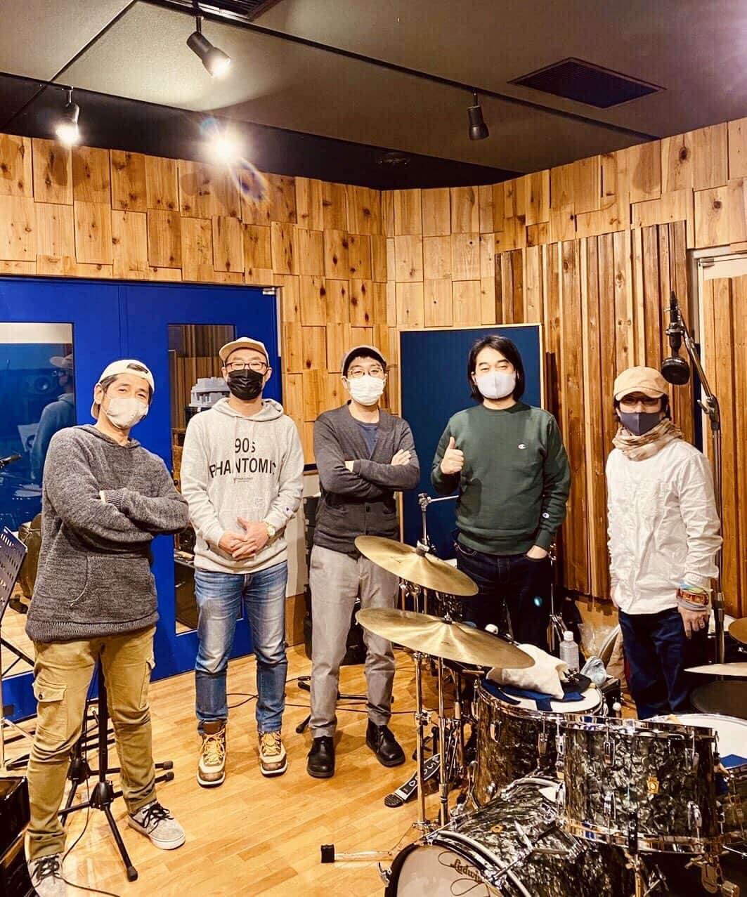 堀込泰行さんのインスタグラム写真 - (堀込泰行Instagram)「リズム録りの日。坂田学くん（drum）とチガちゃん（bass）のコンビ。 坂田くんとはslow live以来の再会。素晴らしいプレイはもちろんのこと、マイキングなど、録りの知識がとても豊富なことが発覚！良いプレーヤーは皆只者では無いということか。多謝！ チガちゃん、凄いベーシストであるにも関わらず現場にリラックスしたムードをもたらす男。接しやすい〜。良いプレーヤーは皆人間的にも素敵。僕のまわりだけかな？多謝！  #千ヶ崎学 #坂田学 #最高」2月27日 15時33分 - yasuyuki_horigome