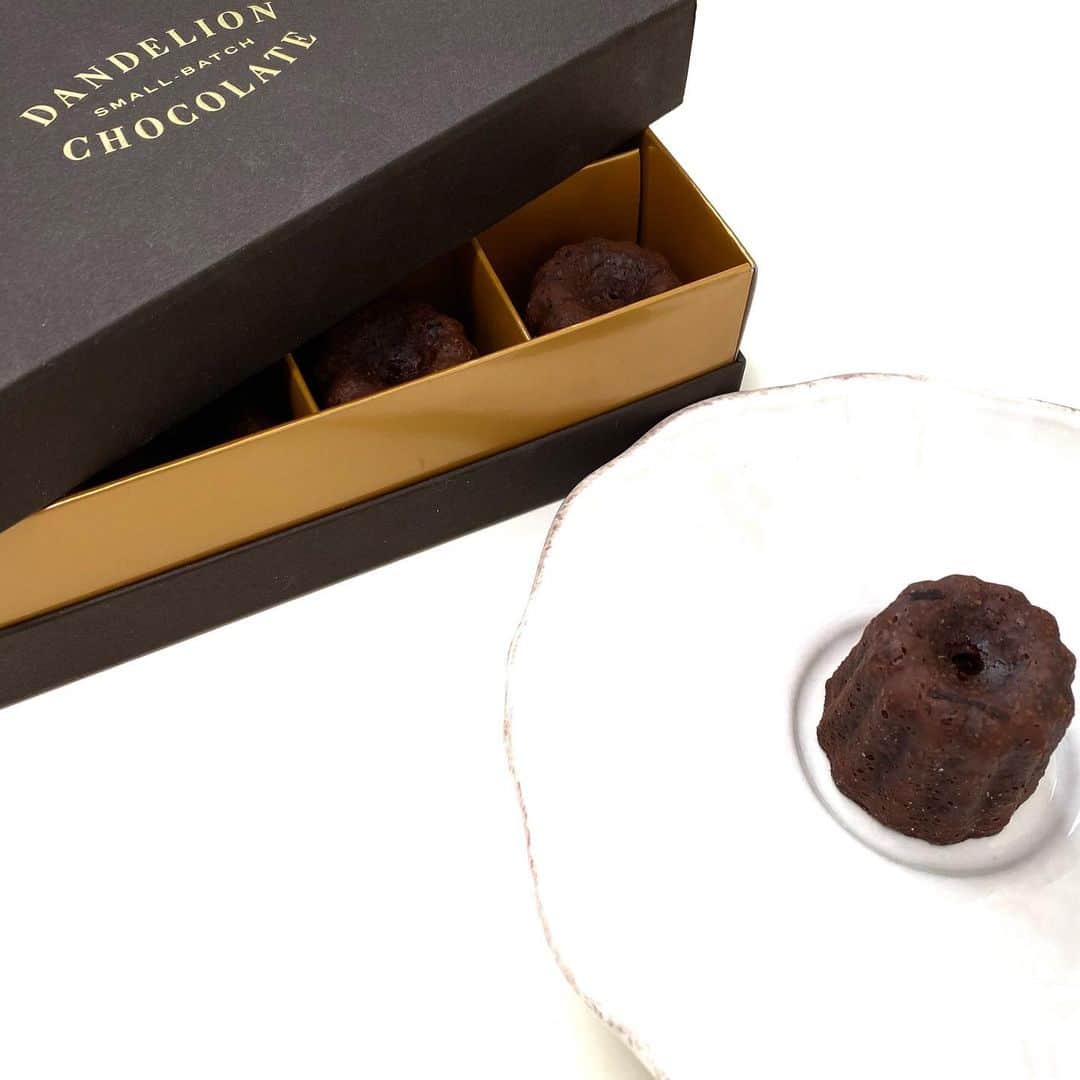 那須愛里さんのインスタグラム写真 - (那須愛里Instagram)「〝𝐃𝐀𝐍𝐃𝐄𝐋𝐈𝐎𝐍 𝐂𝐇𝐎𝐂𝐎𝐋𝐀𝐓𝐄〟﻿ ダンデライオンのチョコレートカヌレ﻿ ﻿ これ、カヌレのチョコレート味﻿ ﻿ 香ばしいカヌレの特徴そのままに、﻿ ドミニカ共和国産カカオ豆を使用していて﻿ すっきりとしたチョコのあじわい。﻿ ﻿ カリッとジュワッとそして﻿ 香ばしいカヌレの苦さと チョコレートのすっきりとした甘さ﻿ ﻿ チョコレート専門店ならではの﻿ カヌレを楽しめます。﻿ ﻿ ﻿ ﻿ @mikkkuu ちゃんが﻿ チョコレートのお返しに〜と﻿ わざわざ送ってくれました！☺︎﻿ ありがとぉー！！！♡﻿ ﻿ 美味しくいただきました﻿ .﻿ .﻿ .﻿ #おうちチョコ #うちちょこ﻿ #DANDELIONCHOCOLATE﻿ #ダンデライオンチョコレート﻿ #ダンデライオン #カヌレ﻿ #chocolatebugerfactory#chocolat #chocolate #chocoholic #chocolataddict #chocolatadviser ﻿ #チョコレート好きな人と繋がりたい #チョコレート#チョコレート中毒#チョコレート中毒な私#チョコ中毒 #365日毎日がチョコレート #チョコレート好き #チョコレートに埋もれたい#チョコレートソムリエ #ショコラアドバイザー」2月27日 15時34分 - aaairixoxo