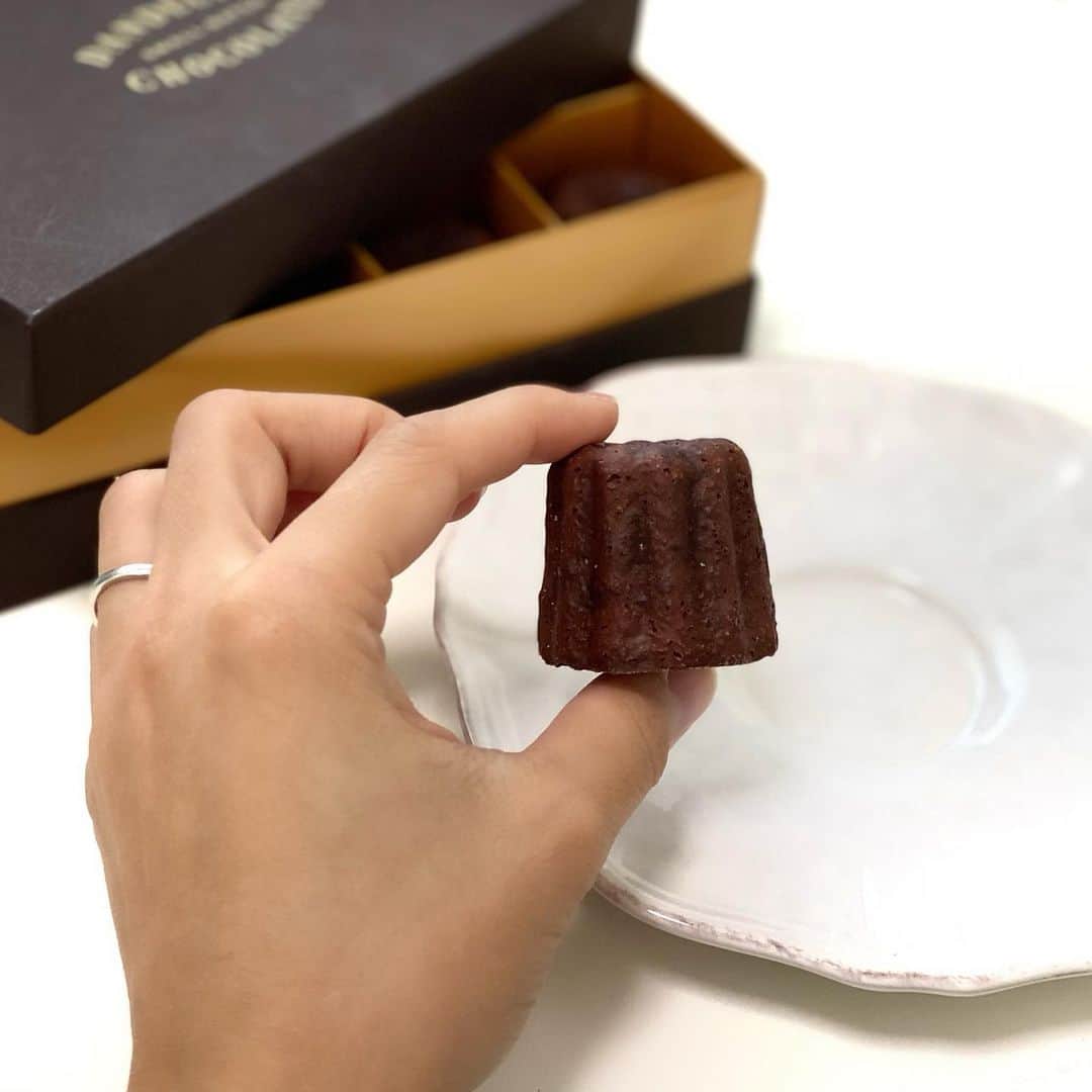 那須愛里さんのインスタグラム写真 - (那須愛里Instagram)「〝𝐃𝐀𝐍𝐃𝐄𝐋𝐈𝐎𝐍 𝐂𝐇𝐎𝐂𝐎𝐋𝐀𝐓𝐄〟﻿ ダンデライオンのチョコレートカヌレ﻿ ﻿ これ、カヌレのチョコレート味﻿ ﻿ 香ばしいカヌレの特徴そのままに、﻿ ドミニカ共和国産カカオ豆を使用していて﻿ すっきりとしたチョコのあじわい。﻿ ﻿ カリッとジュワッとそして﻿ 香ばしいカヌレの苦さと チョコレートのすっきりとした甘さ﻿ ﻿ チョコレート専門店ならではの﻿ カヌレを楽しめます。﻿ ﻿ ﻿ ﻿ @mikkkuu ちゃんが﻿ チョコレートのお返しに〜と﻿ わざわざ送ってくれました！☺︎﻿ ありがとぉー！！！♡﻿ ﻿ 美味しくいただきました﻿ .﻿ .﻿ .﻿ #おうちチョコ #うちちょこ﻿ #DANDELIONCHOCOLATE﻿ #ダンデライオンチョコレート﻿ #ダンデライオン #カヌレ﻿ #chocolatebugerfactory#chocolat #chocolate #chocoholic #chocolataddict #chocolatadviser ﻿ #チョコレート好きな人と繋がりたい #チョコレート#チョコレート中毒#チョコレート中毒な私#チョコ中毒 #365日毎日がチョコレート #チョコレート好き #チョコレートに埋もれたい#チョコレートソムリエ #ショコラアドバイザー」2月27日 15時34分 - aaairixoxo
