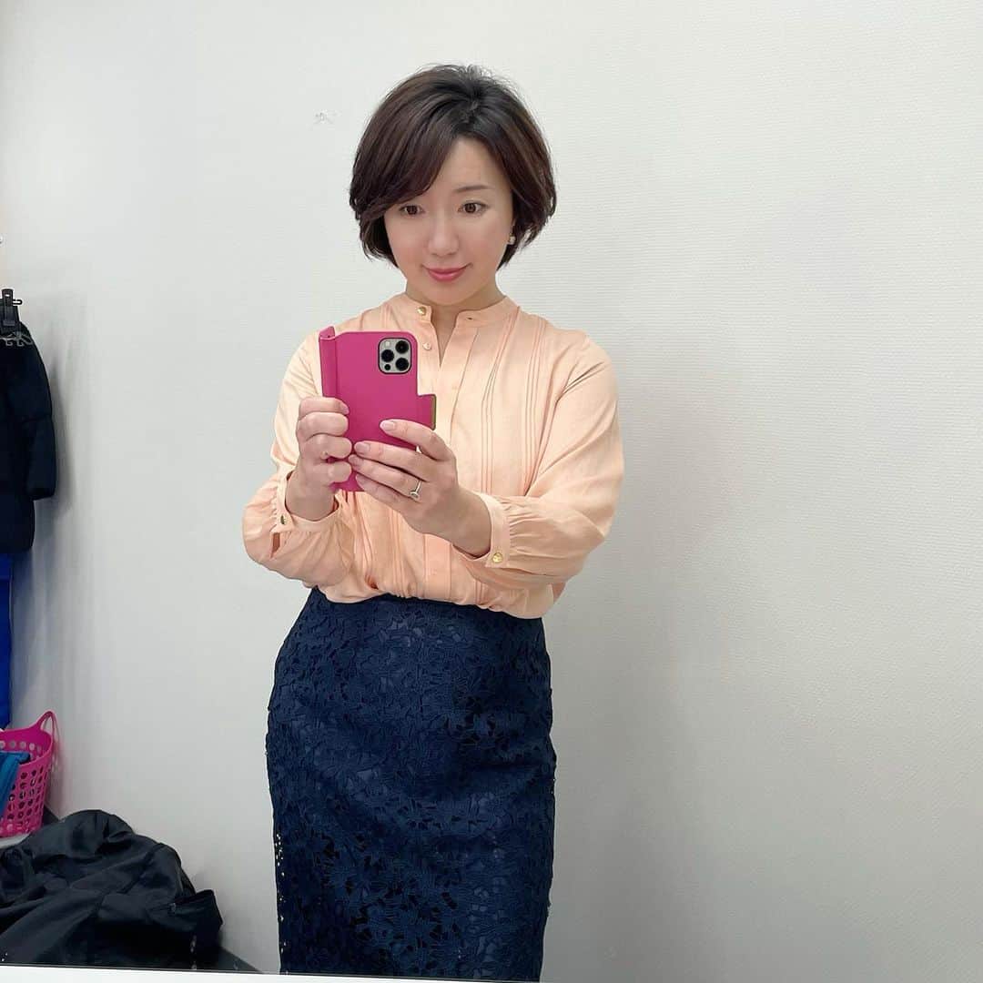 角田華子のインスタグラム：「#2月27日 #福岡ニュースファイルcube  #衣装は #プラチノロッサ #淡いオレンジ色 #ブラウス  ＃また来週^_^」