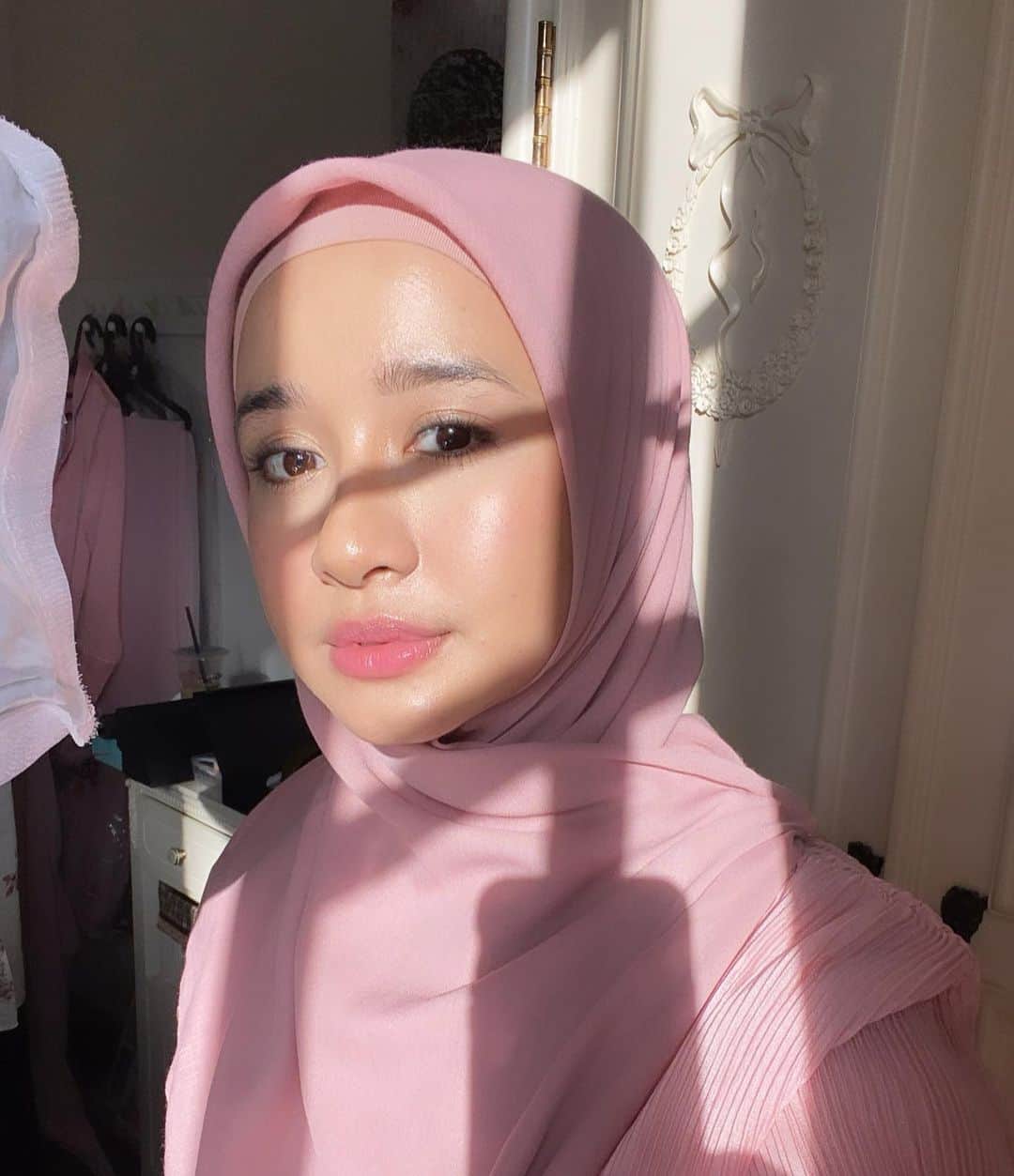 ラウディアシンシアベラのインスタグラム：「Bismillah🌸  It's getting near, I wonder if u can feel it..  #todayistheday  #LbeautybyLCB  [yesterday's Make Up Lip n Blush shade 'Fresh Pink']」