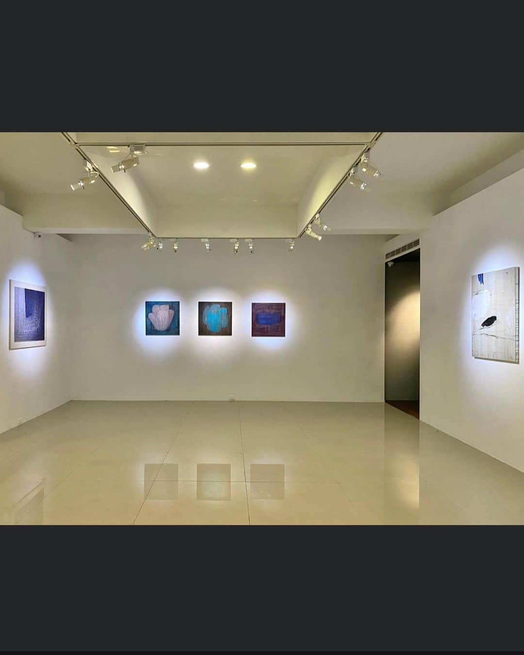 Uzo Hiramatsuさんのインスタグラム写真 - (Uzo HiramatsuInstagram)「Soka Art Tainan has posted information on the two-person exhibition from today on Facebook.  I will post the wonderful sentences as they are.  詠嘆萬物凋零之美以及人世的無常，日本文學中的「物哀」開創了西方藝術史上從未涉及的概念。日本自由律俳句大師 ＃種田山頭火 曾用「雪落在雪上」（雪へ雪ふるしづけさにをる）來描寫寧靜，他運用最單純的自然的景色來抒發自身的感悟，在清寂裡能夠觸摸到禪意，並獲得安寧。索卡藝術誠摯邀請您蒞臨2021年2月27日下午4點《＃鏡中鏡》＃平松宇造、＃高島進 雙個展開幕活動， 感受最獨特的日式美學。  Praising the beauty of the withering of all things and the feeling of the impermanence of the world, the "Mono no aware" in Japanese literature created a concept that has never been involved in the history of Western art. The Japanese haiku master Taneda Santoka once used "snow falling on the snow" to describe tranquility. He used natural scenery to express his own feelings and feel Zen in peace. The exhibition of "Spiegel im Spiegel" by ＃UzoHiramatsu and ＃SusumuTakashima will start tomorrow afternoon. Welcome to enjoy it.  參加活動了解更多 More Info https://reurl.cc/mq0YYY _______________________ 展名 |《鏡中鏡》平松宇造．高島進雙個展 展期 |2021/02/27(Sat.)-04/03 (Sat.) 開幕 |2021/02/27(Sat.) PM16:00 地點 | 索卡藝術·台南 台南市安平區慶平路446號 電話 | 06-297-3957  Exhibition: “Spiegel im Spiegel” Solo Exhibition of Uzo Hiramatsu and Susumu Takashima Date: 2021/02/27(Sat.)-04/03 (Sat.) Opening: 2021/02/27(Sat.) PM16:00 Venue: No. 446, Qingping Rd., Anping Dist., Tainan City 708 Tel: 06-297-3957  #台湾　#台南　#索卡藝術　##SokaArt  #Taiwan  #Tainan #fukuoka #contemporaryart #painting #drawing #mixedmedia #flower」2月27日 15時45分 - uzo_hiramatsu