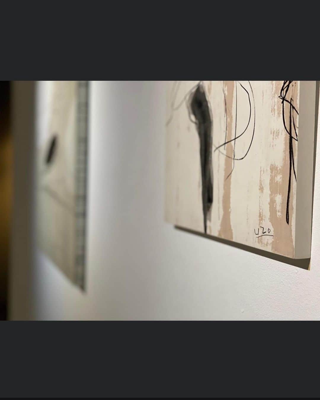 Uzo Hiramatsuさんのインスタグラム写真 - (Uzo HiramatsuInstagram)「Soka Art Tainan has posted information on the two-person exhibition from today on Facebook.  I will post the wonderful sentences as they are.  詠嘆萬物凋零之美以及人世的無常，日本文學中的「物哀」開創了西方藝術史上從未涉及的概念。日本自由律俳句大師 ＃種田山頭火 曾用「雪落在雪上」（雪へ雪ふるしづけさにをる）來描寫寧靜，他運用最單純的自然的景色來抒發自身的感悟，在清寂裡能夠觸摸到禪意，並獲得安寧。索卡藝術誠摯邀請您蒞臨2021年2月27日下午4點《＃鏡中鏡》＃平松宇造、＃高島進 雙個展開幕活動， 感受最獨特的日式美學。  Praising the beauty of the withering of all things and the feeling of the impermanence of the world, the "Mono no aware" in Japanese literature created a concept that has never been involved in the history of Western art. The Japanese haiku master Taneda Santoka once used "snow falling on the snow" to describe tranquility. He used natural scenery to express his own feelings and feel Zen in peace. The exhibition of "Spiegel im Spiegel" by ＃UzoHiramatsu and ＃SusumuTakashima will start tomorrow afternoon. Welcome to enjoy it.  參加活動了解更多 More Info https://reurl.cc/mq0YYY _______________________ 展名 |《鏡中鏡》平松宇造．高島進雙個展 展期 |2021/02/27(Sat.)-04/03 (Sat.) 開幕 |2021/02/27(Sat.) PM16:00 地點 | 索卡藝術·台南 台南市安平區慶平路446號 電話 | 06-297-3957  Exhibition: “Spiegel im Spiegel” Solo Exhibition of Uzo Hiramatsu and Susumu Takashima Date: 2021/02/27(Sat.)-04/03 (Sat.) Opening: 2021/02/27(Sat.) PM16:00 Venue: No. 446, Qingping Rd., Anping Dist., Tainan City 708 Tel: 06-297-3957  #台湾　#台南　#索卡藝術　##SokaArt  #Taiwan  #Tainan #fukuoka #contemporaryart #painting #drawing #mixedmedia #flower」2月27日 15時45分 - uzo_hiramatsu