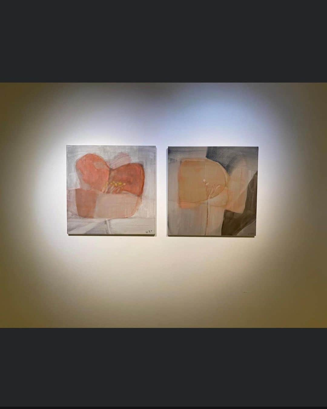 Uzo Hiramatsuさんのインスタグラム写真 - (Uzo HiramatsuInstagram)「Soka Art Tainan has posted information on the two-person exhibition from today on Facebook.  I will post the wonderful sentences as they are.  詠嘆萬物凋零之美以及人世的無常，日本文學中的「物哀」開創了西方藝術史上從未涉及的概念。日本自由律俳句大師 ＃種田山頭火 曾用「雪落在雪上」（雪へ雪ふるしづけさにをる）來描寫寧靜，他運用最單純的自然的景色來抒發自身的感悟，在清寂裡能夠觸摸到禪意，並獲得安寧。索卡藝術誠摯邀請您蒞臨2021年2月27日下午4點《＃鏡中鏡》＃平松宇造、＃高島進 雙個展開幕活動， 感受最獨特的日式美學。  Praising the beauty of the withering of all things and the feeling of the impermanence of the world, the "Mono no aware" in Japanese literature created a concept that has never been involved in the history of Western art. The Japanese haiku master Taneda Santoka once used "snow falling on the snow" to describe tranquility. He used natural scenery to express his own feelings and feel Zen in peace. The exhibition of "Spiegel im Spiegel" by ＃UzoHiramatsu and ＃SusumuTakashima will start tomorrow afternoon. Welcome to enjoy it.  參加活動了解更多 More Info https://reurl.cc/mq0YYY _______________________ 展名 |《鏡中鏡》平松宇造．高島進雙個展 展期 |2021/02/27(Sat.)-04/03 (Sat.) 開幕 |2021/02/27(Sat.) PM16:00 地點 | 索卡藝術·台南 台南市安平區慶平路446號 電話 | 06-297-3957  Exhibition: “Spiegel im Spiegel” Solo Exhibition of Uzo Hiramatsu and Susumu Takashima Date: 2021/02/27(Sat.)-04/03 (Sat.) Opening: 2021/02/27(Sat.) PM16:00 Venue: No. 446, Qingping Rd., Anping Dist., Tainan City 708 Tel: 06-297-3957  #台湾　#台南　#索卡藝術　##SokaArt  #Taiwan  #Tainan #fukuoka #contemporaryart #painting #drawing #mixedmedia #flower」2月27日 15時45分 - uzo_hiramatsu