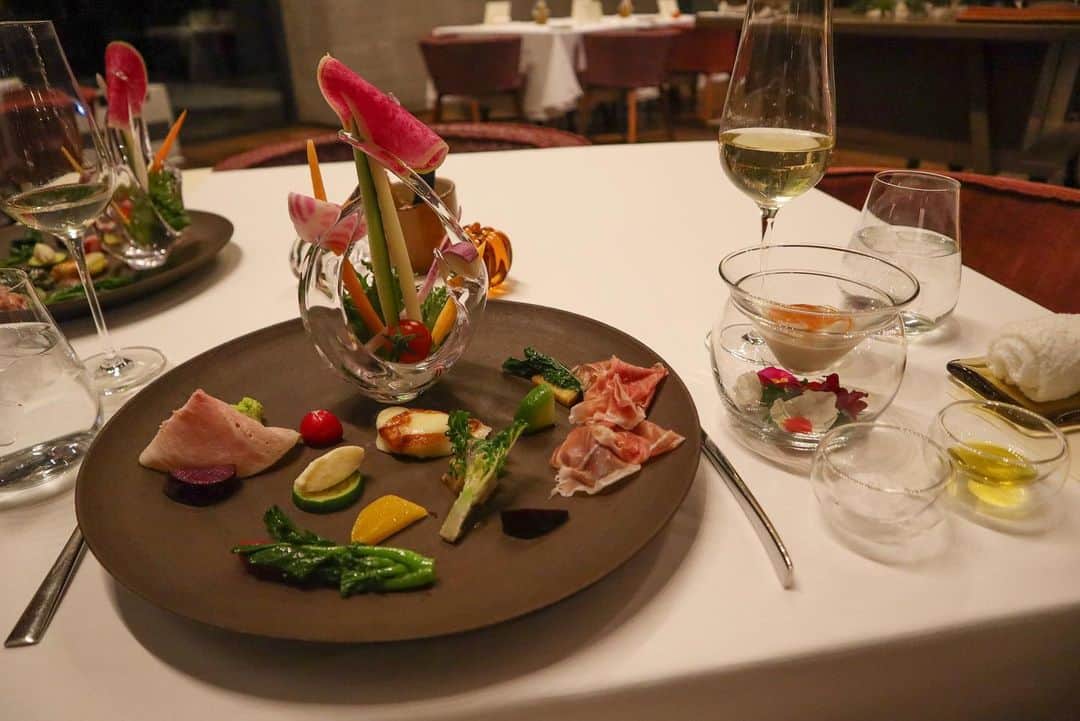 DJ YURiAさんのインスタグラム写真 - (DJ YURiAInstagram)「🍽🍽🍽  OTTO SETTE NASU﻿ ﻿ リゾナーレ那須内のレストラン。﻿ ﻿ 地元の旬な食材を使った美しい﻿ お料理🌿﻿ お店の雰囲気も好きでした♡﻿ ﻿ ナーサリーを利用して、夫2人で﻿ ゆっくり食事を楽しめました👫🏻﻿ ﻿ ﻿ ﻿ ﻿ #tbt﻿ #japantrip ﻿ #那須旅行﻿ #家族旅行﻿ #子連れ旅﻿ #リゾナーレ那須﻿ #過去pic」2月27日 15時51分 - djyuria