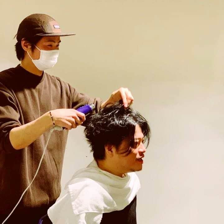 渋谷慶一郎のインスタグラム：「最近、取材撮影や収録が多い。ヘアメイクはいつもtrafficの阿部くん @becosuke。昨日も僕よりひと回り若いアーティストと対談番組で好きなことを喋り倒してきて楽しかった。もうすぐ情報解禁されると思うから待たれい🧏 Recently, I've been doing a lot of photo shoots and TV and radio recordings. I've always had my hair and makeup done by Mr. Abe @becosuke from “traffic””. Yes Yesterday, I had a great time talking about whatever I wanted to talk about with an artist younger than me. I'm sure the information will be released soon, so please wait!」