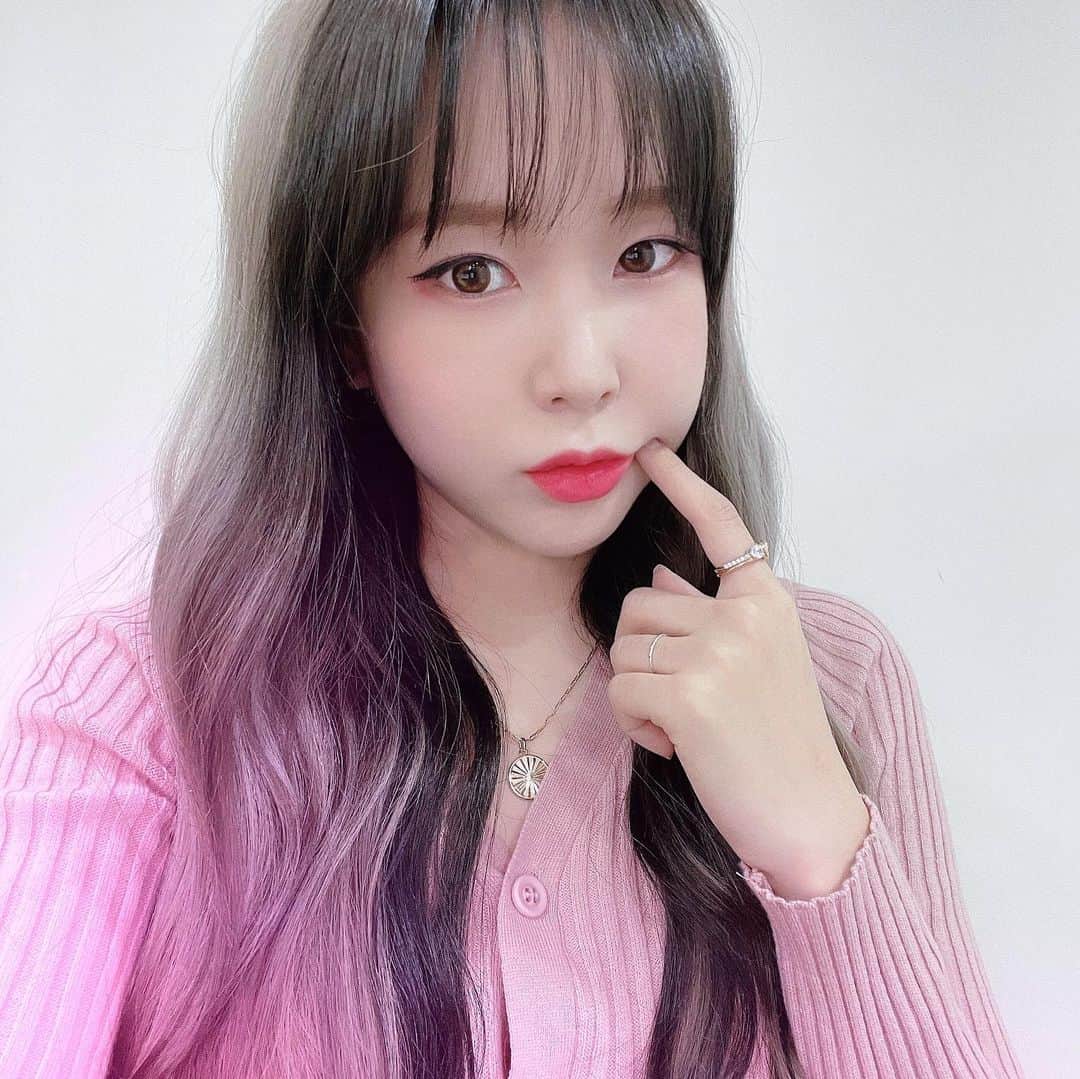 ウェイ のインスタグラム：「#옷장공개 유튭 업로드 됐어요💜 잼께보고 주말 잘보내긔,,🙆‍♀️  New video just uploaded on my yt! Enjoy it and Have a wayce weekend💜」