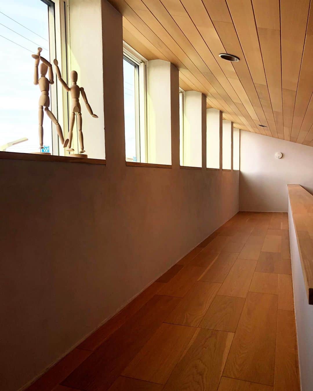 株式会社　三建さんのインスタグラム写真 - (株式会社　三建Instagram)「小屋裏のある家。 趣味、映画鑑賞、収納、様々な用途として活躍する小屋裏です！ 夏は暑いイメージかもしれませんが、外断熱なら問題無しです！  #三建  #小屋裏収納  #小屋裏収納がある家  #小屋裏の住人  #注文住宅  #注文住宅兵庫  #キャットウォーク  #はめいた  #無垢材  #外断熱の家  #wellcome」2月27日 16時03分 - sanken.official