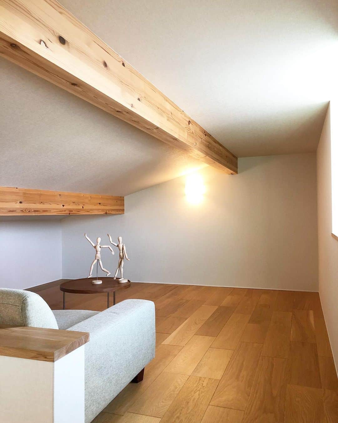 株式会社　三建さんのインスタグラム写真 - (株式会社　三建Instagram)「小屋裏のある家。 趣味、映画鑑賞、収納、様々な用途として活躍する小屋裏です！ 夏は暑いイメージかもしれませんが、外断熱なら問題無しです！  #三建  #小屋裏収納  #小屋裏収納がある家  #小屋裏の住人  #注文住宅  #注文住宅兵庫  #キャットウォーク  #はめいた  #無垢材  #外断熱の家  #wellcome」2月27日 16時03分 - sanken.official