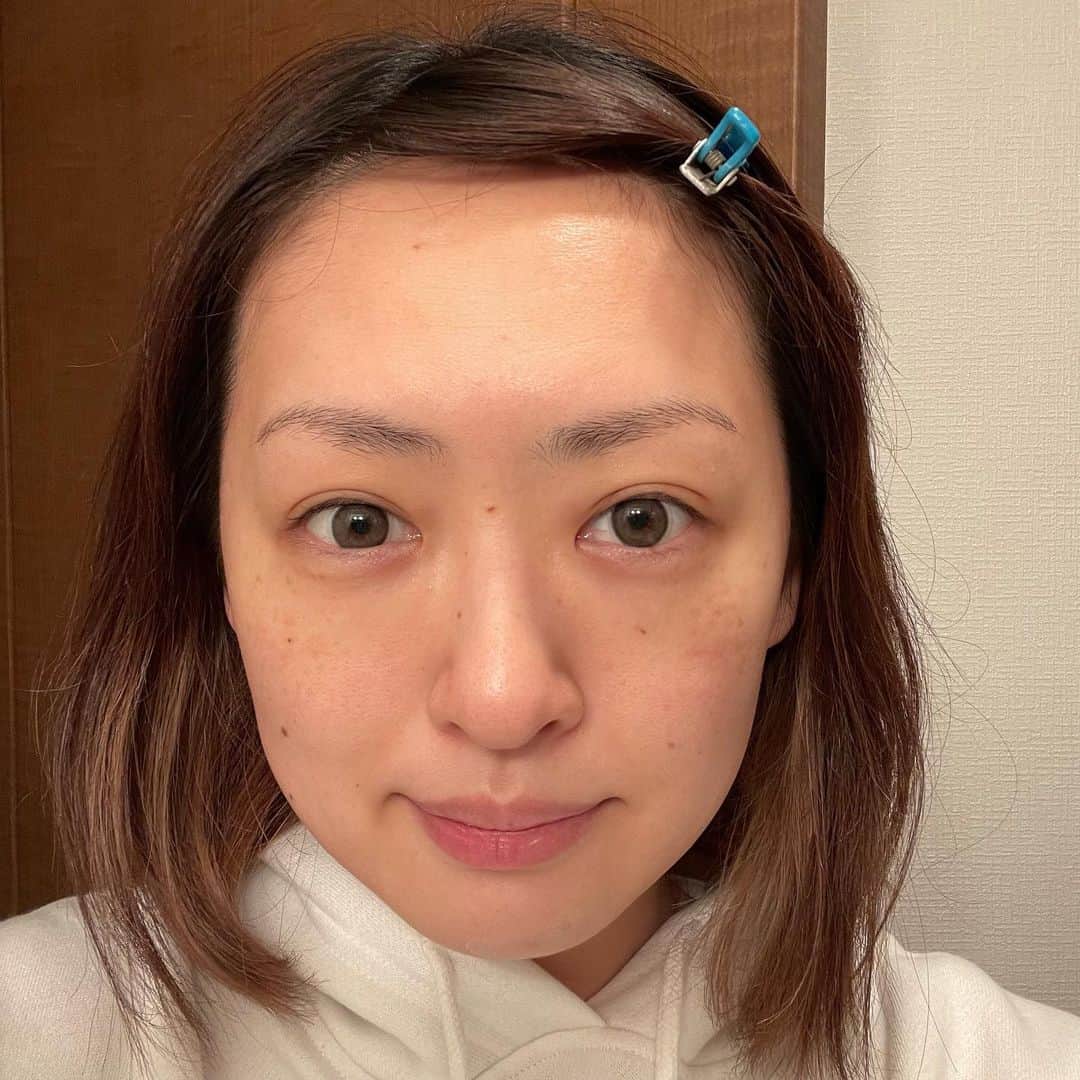 脇田唯さんのインスタグラム写真 - (脇田唯Instagram)「☺ お目よごし、すみません Beforeを撮ってないので 分かりにくいかもしれません。  絶世の美女でもないので これで堂々と写真貼るのも 伝わりにくいかも知れませんが💦  34歳のスッピンとしては、 施術してもらって、 頬のほうれい線とか、 顔のたるみとか、 目の開きとか、 なかなかに向上したと思います。  これ、iPhoneの純正カメラ 加工無しです。  シミとかはまぁ、 年齢通りそれなりにありますが、 肌のトーンも少し上がり、 血色も良くなりました。  私の中学の同級生が、 ホットペッパーで予約受けてます。 男性ですが話しやすい人です。  【小顔・睡眠改善・リラックス整体】サロン テセラ https://beauty.hotpepper.jp/kr/slnH000443355/?vos=cpahpbprosmaf131118005  ★ホットペッパービューティーのアプリダウンロードはこちら↓ https://beauty.hotpepper.jp/doc/sp/  #札幌エステ #札幌サロン #整体 #小顔 #睡眠改善 #リフトアップ」2月27日 16時04分 - post_yui