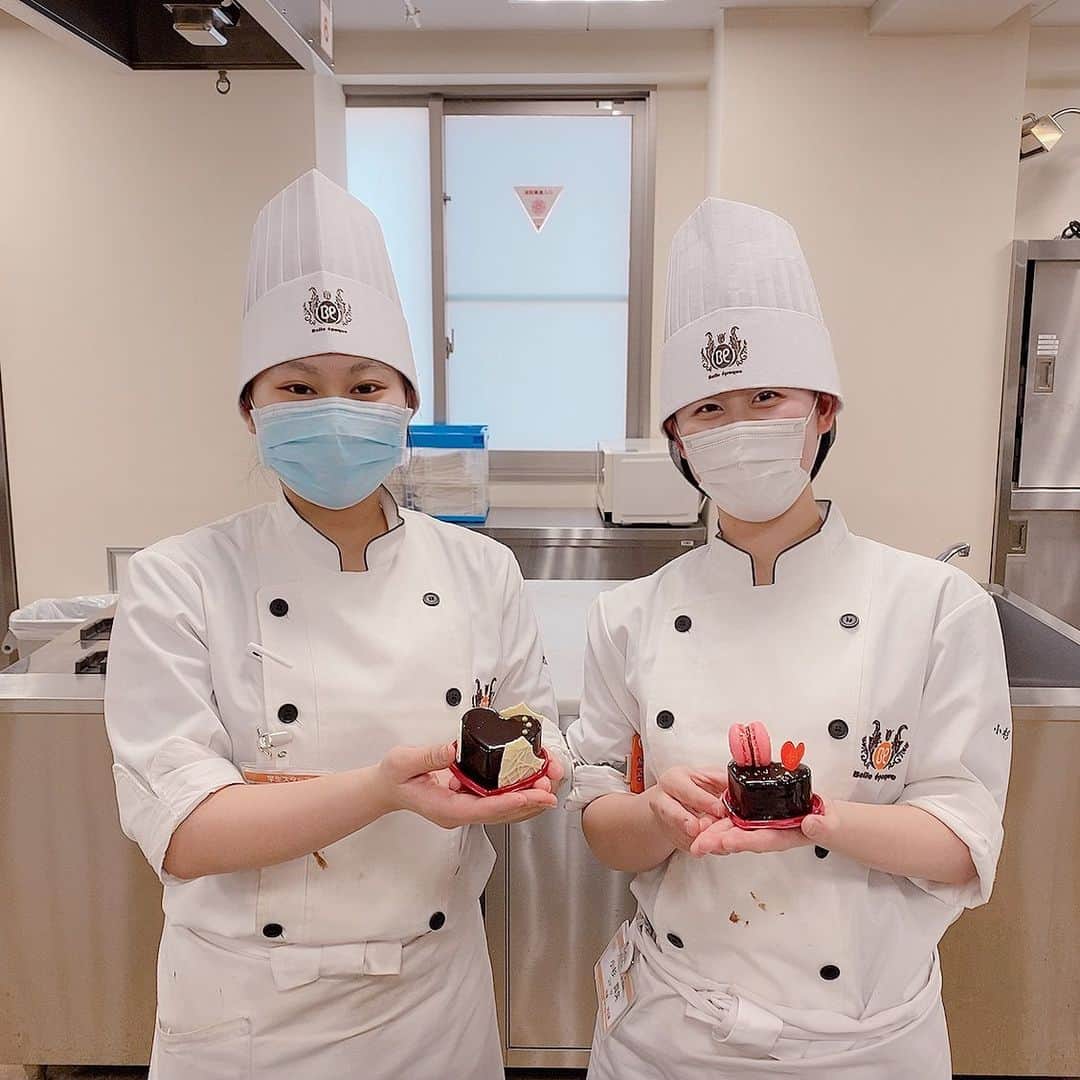 東京ベルエポック製菓調理専門学校さんのインスタグラム写真 - (東京ベルエポック製菓調理専門学校Instagram)「今日のオープンキャンパス✨ ショコラを学ぶ1日🍫  キラキラ輝く艶のあるショコラは、 とっても美しい💝  東京ベルエポック製菓調理専門学校では、ショコラをしっかり学べるカリキュラムを用意しています✨  体験授業をサポートしてくれる在校生は、もうすぐ卒業。  2人にも、製菓業界でキラキラ輝いて欲しいですね。  #お菓子  #パティシエカメラ部 #洋菓子　#スイーツ　#学生 #お菓子好きな人と繋がりたい　#お菓子作り  #シェフ　#料理写真　#卒業　#集大成 #おかしづくり #プロ　#コラボ　#フード #ケーキ #けーきづくり  #マカロン #実習　#食文化　#文化 #東京　#江戸川区　#西葛西 #専門学校」2月27日 15時58分 - belleseika