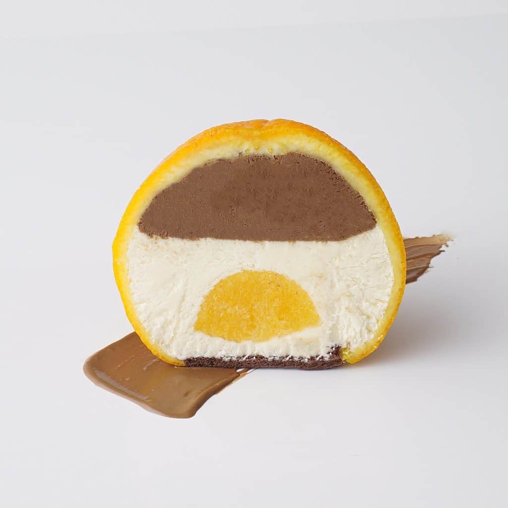 Cake.jpさんのインスタグラム写真 - (Cake.jpInstagram)「切ってびっくり！まるごとシリーズ第３弾！まるごとオレンジケーキ3個セット🍊  オレンジをまるごと一個使用し、切ると中からケーキが現れるというサプライズケーキです✨  たっぷりの濃厚なチョコレートムースと爽やかなヨーグルトムース、そして、相性抜群のオレンジジュレが詰め込まれた、贅沢なショコラオランジュに仕上げられています！  お祝い、イベント、パーティなど様々なシーンでお楽しみ頂けます♪ ＝＝＝＝＝＝＝＝＝＝＝ この投稿をtap→商品を見る、又はプロフィールのショップを見るからご購入頂けます🧁 ＊＊＊＊＊＊＊＊＊＊＊＊＊＊＊＊＊＊＊＊＊＊＊＊＊＊ ⁠ ⁠⁠⁠⁠⁠⁠⁠⁠⁠⁠⁠⁠⁠⁠⁠⁠Cake.jpでは、皆さんからシェアされた⁣⠀⁠⁠⁠⁠⁠⁠⁠ ⁠ 素敵なお祝いのコンテストをおこなっています⁠🙌⁠ ⁠ ⁠⁠⁠ ⁠ 👇フォトジェアニバーサリー参加方法👇 ⁠ ⁠⁠  Cake.jpのケーキでのお祝いの様子を⁣⠀⁠⁠⁠⁠⁠⁠⁠⁠ ⁠ @iiicakejp #フォトジェアニバーサリー で タグ付けしてシェアするだけ🌈  ご参加を心よりお待ちしております💡 ⁠ ※当アカウントと同様のなりすましアカウントが報告されています。当社とは関係がございませんのでご注意くださいませ※ ＊＊＊＊＊＊＊＊＊＊＊＊＊＊＊＊＊＊＊＊＊＊＊＊＊＊  #美味しいもの好きな人と繋がりたい#おうちスイーツ#お取り寄せスイーツ #お家パーティー#お取り寄せグルメ#甘党#素敵なお祝い#スイーツ好きな人と繋がりたい#食べるの好きな人と繋がりたい#お土産#手土産スイーツ#スイーツ好き#スイーツ部#プレゼント#サプライズ#いつもありがとう#かわいいスイーツ#オシャレなスイーツ#おうちカフェ#ご褒美#ご褒美スイーツ#オレンジ#まるごとオレンジ#フルーツ#バレンタイン#フルーツケーキ#インスタ映え#バレンタインスイーツ」2月27日 16時00分 - cakejp_official