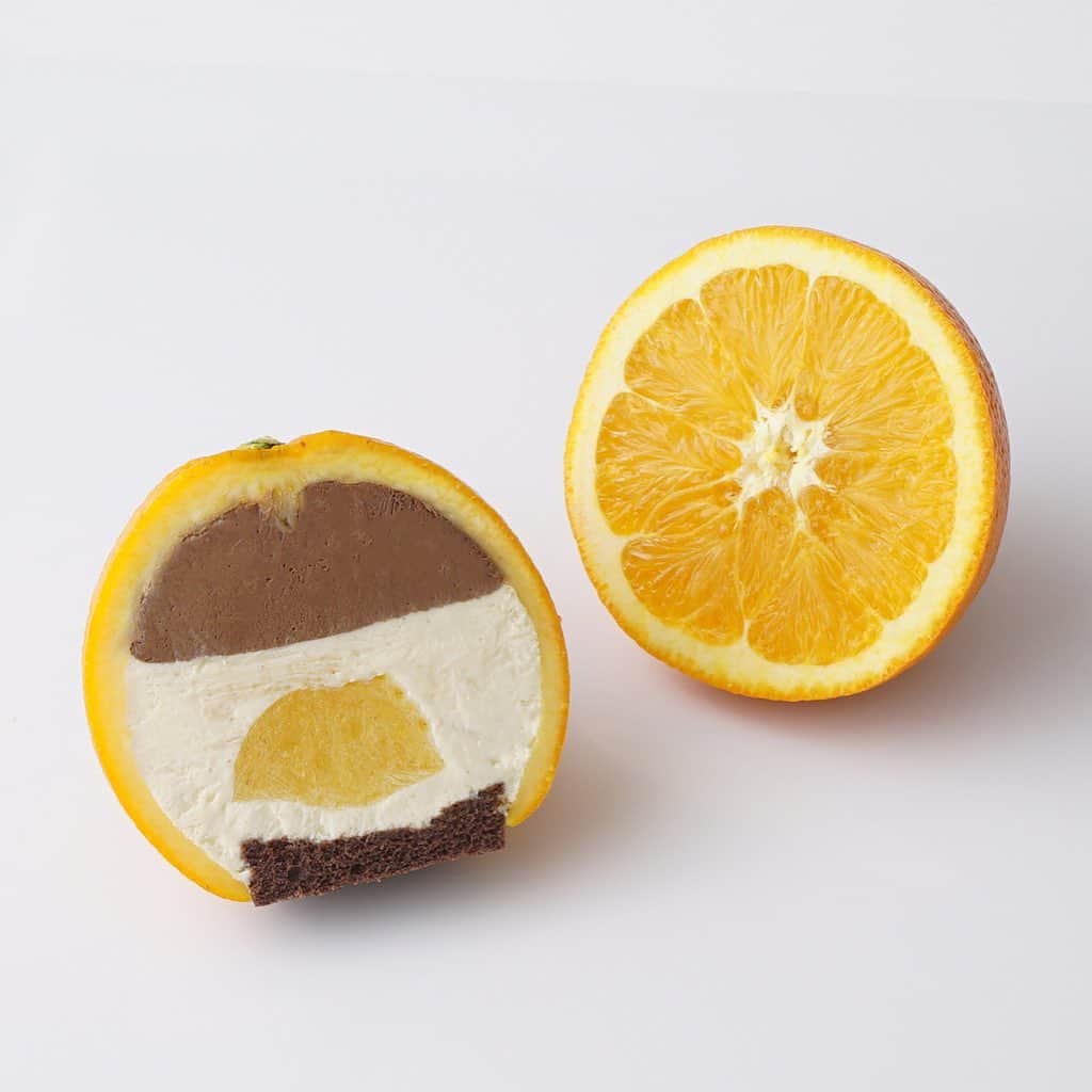 Cake.jpさんのインスタグラム写真 - (Cake.jpInstagram)「切ってびっくり！まるごとシリーズ第３弾！まるごとオレンジケーキ3個セット🍊  オレンジをまるごと一個使用し、切ると中からケーキが現れるというサプライズケーキです✨  たっぷりの濃厚なチョコレートムースと爽やかなヨーグルトムース、そして、相性抜群のオレンジジュレが詰め込まれた、贅沢なショコラオランジュに仕上げられています！  お祝い、イベント、パーティなど様々なシーンでお楽しみ頂けます♪ ＝＝＝＝＝＝＝＝＝＝＝ この投稿をtap→商品を見る、又はプロフィールのショップを見るからご購入頂けます🧁 ＊＊＊＊＊＊＊＊＊＊＊＊＊＊＊＊＊＊＊＊＊＊＊＊＊＊ ⁠ ⁠⁠⁠⁠⁠⁠⁠⁠⁠⁠⁠⁠⁠⁠⁠⁠Cake.jpでは、皆さんからシェアされた⁣⠀⁠⁠⁠⁠⁠⁠⁠ ⁠ 素敵なお祝いのコンテストをおこなっています⁠🙌⁠ ⁠ ⁠⁠⁠ ⁠ 👇フォトジェアニバーサリー参加方法👇 ⁠ ⁠⁠  Cake.jpのケーキでのお祝いの様子を⁣⠀⁠⁠⁠⁠⁠⁠⁠⁠ ⁠ @iiicakejp #フォトジェアニバーサリー で タグ付けしてシェアするだけ🌈  ご参加を心よりお待ちしております💡 ⁠ ※当アカウントと同様のなりすましアカウントが報告されています。当社とは関係がございませんのでご注意くださいませ※ ＊＊＊＊＊＊＊＊＊＊＊＊＊＊＊＊＊＊＊＊＊＊＊＊＊＊  #美味しいもの好きな人と繋がりたい#おうちスイーツ#お取り寄せスイーツ #お家パーティー#お取り寄せグルメ#甘党#素敵なお祝い#スイーツ好きな人と繋がりたい#食べるの好きな人と繋がりたい#お土産#手土産スイーツ#スイーツ好き#スイーツ部#プレゼント#サプライズ#いつもありがとう#かわいいスイーツ#オシャレなスイーツ#おうちカフェ#ご褒美#ご褒美スイーツ#オレンジ#まるごとオレンジ#フルーツ#バレンタイン#フルーツケーキ#インスタ映え#バレンタインスイーツ」2月27日 16時00分 - cakejp_official