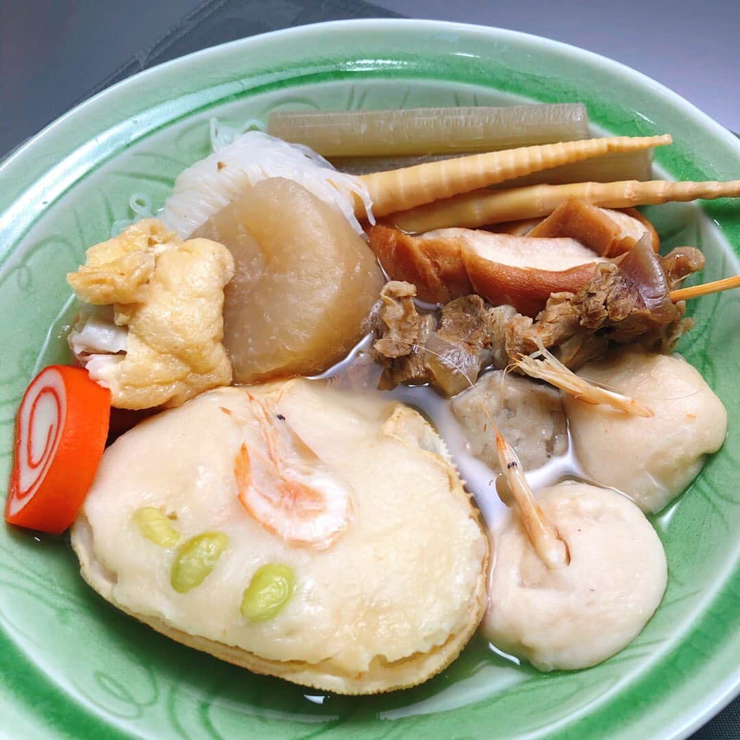南條早紀さんのインスタグラム写真 - (南條早紀Instagram)「🤤🍢 . きょうもフルサタ！ ありがとうございました🥰 ご覧いただけましたか？✨ . 今こそ泊まりたい宿特集！ その土地・地域を堪能できる おもてなしの数々… 素敵だったな😊 富山の魅力を改めて確認できました！ 県内旅行を企みたいと思います🚗✨ . . そして、ご紹介した技ありテイクアウト！ おでんのキッチンカー✨✨ 富山駅前の居酒屋、 ヤットルゾー五條さんが アピアショッピングセンターにて販売中😊 . 画像は1000円の詰め放題の戦利品😏✨ とってもお得🥺❤️ . おうちでこの品数のおでんを用意しようと思うと とっても大変だから有難いですよね🍢 丁寧にとられたおだしも美味しくて ほっこり幸せな気持ちになります🍀 . . 前みたいに大人数で集まってワイワイ宴会…は、 まだ難しいですが、 こうしたテイクアウトを利用することで 飲食店さんの応援をしたいと思います📣 . . さて動画は撮影の裏側🤭✨ ライトをたくさん浴びるおでん達🍢 開放的な場で🎥 . それではみなさん、素敵な週末を🥰 . #富山県 #富山市 #富山 #とやま #toyama #富山グルメ #富山テイクアウト #富山テイクアウトグルメ #キッチンカー #移動販売 #富山居酒屋 #居酒屋 #ヤットルゾー五條 #おでん #おでん🍢 #詰め放題 #お得 #お得情報 #お出汁 #美味しい #おいしい #🍢 #商品撮影 #裏側 #撮影の裏側 #富山テレビ #フルサタ #アナウンサー #南條早紀 #なんじょうのにちじょう」2月27日 16時03分 - nanjo_saki
