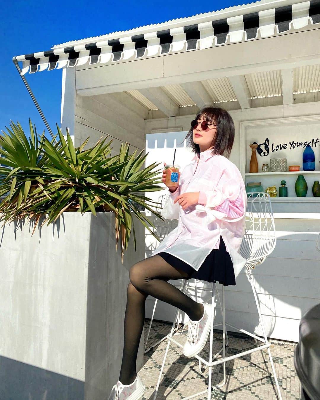 新藤まなみさんのインスタグラム写真 - (新藤まなみInstagram)「THEROSEの屋上☀️﻿ 天気良すぎて眩しかったーーー！！！﻿ ﻿ 太陽浴びてセロトニン出しながら﻿ フルーツたっぷりのデトックスティー🥭💓﻿ ﻿ 内に篭りがちなこの時期だからこそ﻿ あったかい時間に太陽浴びるの大切😭﻿ ﻿ 気持ちよかったーーーー😆😆😆😆😆😆﻿ @therose__official  ﻿ あ、ちなみにこの冬は毎日ホットスリムバーレスク！ 1200デニールなのにストッキングみたいやない？💓  裏起毛なのに薄手に見える天才アイテム✌️ ハイライトから見てね✅  #代官山カフェ﻿ #代官山ランチ﻿ #代官山ディナー﻿ #代官山グルメ﻿ #渋谷カフェ﻿ #渋谷ランチ﻿ #渋谷ディナー﻿ #渋谷グルメ﻿ #記念日ランチ﻿ #記念日ディナー﻿ #アニバーサリー」2月27日 16時12分 - manami_official_