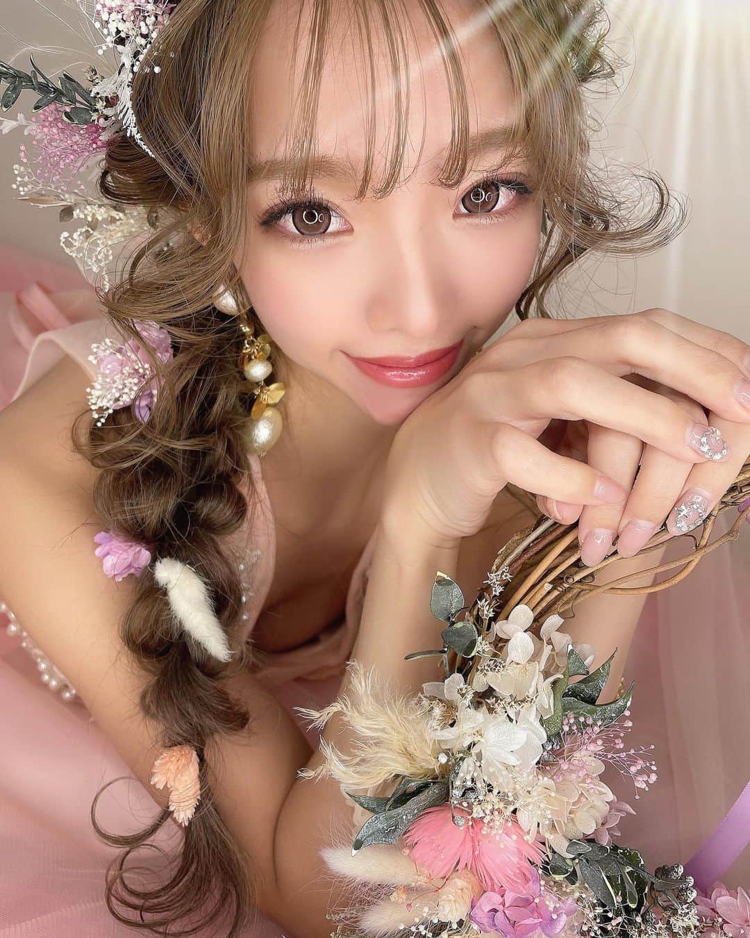 堀井大輔さんのインスタグラム写真 - (堀井大輔Instagram)「・ ・ ドレスも6着中2着届いた！ でも、1着、前と同じの購入してしまった🤦‍♂️ 5着揃ったらまた、ストーリーで 告知していきますꉂꉂ📣 ・ #ホリージョ撮影 リニューアル 3/18以降の撮影 クラウンヘアーに フォトブース完備 新しくウェディングドレス5着 ブーケ4着 花飾り6セット 追加されます。 尚、エモ撮影4月末まで無料でおこないます。 5月から有料メニューになります。 ・ リニューアル前、3/5、朝夜 3/6朝のみ 、撮影依頼可能。 リニューアル後、3/19〜 撮影依頼可能です。 詳しくは、DMに問い合わせください。 4月、問い合わせが多いため 大阪、東京、1日ずつホリージョ撮影でいきます。 こちらも告知無しで埋まりますので 問い合わせください🙇‍♂️ ・ ・ ・ 𝑚𝑜𝑑𝑒𝑙 @kana_gram51  ℎ𝑎𝑖𝑟/𝑝ℎ𝑜𝑡𝑜 @daisuke_5511  ℎ𝑎𝑖𝑟 𝑎𝑐𝑐𝑒𝑠𝑠𝑜𝑟𝑦 @jewel_flower_antique  ・ ・ #クラウンヘアー#天白区#名古屋 #名古屋美容師 #美容師 #ヘアセット#セット#ヘアアレンジ #プレ花嫁 #作品撮り #ウェディングドレス #ホリーマジック #ホリージョ撮影 #ホリージョ #2021秋婚 #2021春婚 #2021夏婚 #全国のプレ花嫁さんと繋がりたい #ウェディングニュース #コテ巻き #巻き髪 #ゼクシィ2021 #アップスタイル #まとめ髪 #おだんご #編みおろし #Dressy花嫁 #プラコレ ￼ 	◦」2月27日 16時13分 - daisuke_5511