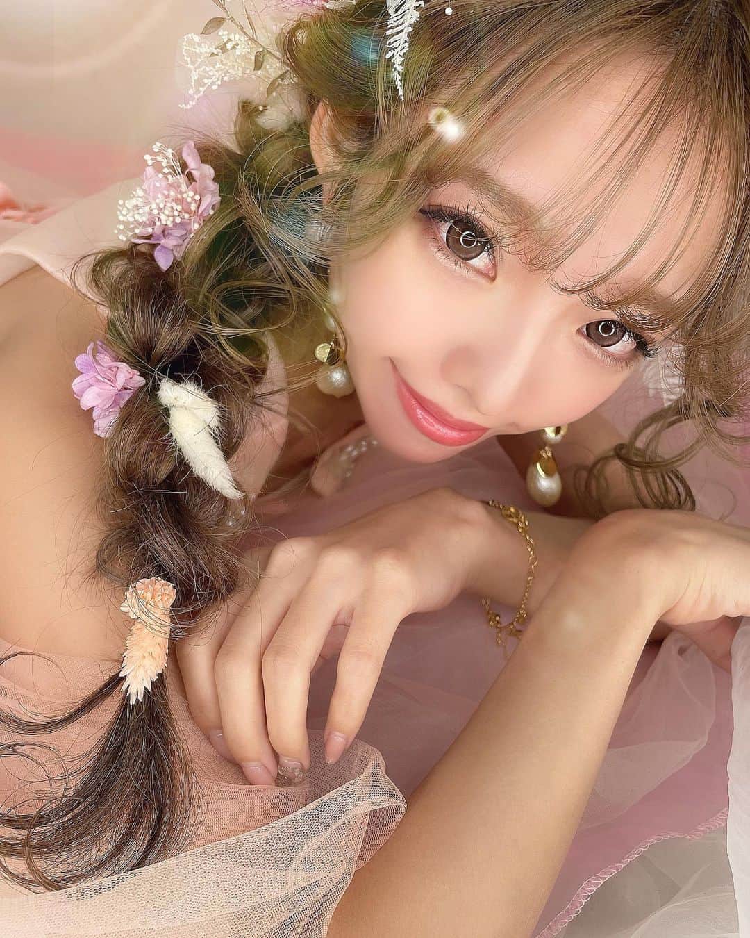 堀井大輔のインスタグラム：「・ ・ ドレスも6着中2着届いた！ でも、1着、前と同じの購入してしまった🤦‍♂️ 5着揃ったらまた、ストーリーで 告知していきますꉂꉂ📣 ・ #ホリージョ撮影 リニューアル 3/18以降の撮影 クラウンヘアーに フォトブース完備 新しくウェディングドレス5着 ブーケ4着 花飾り6セット 追加されます。 尚、エモ撮影4月末まで無料でおこないます。 5月から有料メニューになります。 ・ リニューアル前、3/5、朝夜 3/6朝のみ 、撮影依頼可能。 リニューアル後、3/19〜 撮影依頼可能です。 詳しくは、DMに問い合わせください。 4月、問い合わせが多いため 大阪、東京、1日ずつホリージョ撮影でいきます。 こちらも告知無しで埋まりますので 問い合わせください🙇‍♂️ ・ ・ ・ 𝑚𝑜𝑑𝑒𝑙 @kana_gram51  ℎ𝑎𝑖𝑟/𝑝ℎ𝑜𝑡𝑜 @daisuke_5511  ℎ𝑎𝑖𝑟 𝑎𝑐𝑐𝑒𝑠𝑠𝑜𝑟𝑦 @jewel_flower_antique  ・ ・ #クラウンヘアー#天白区#名古屋 #名古屋美容師 #美容師 #ヘアセット#セット#ヘアアレンジ #プレ花嫁 #作品撮り #ウェディングドレス #ホリーマジック #ホリージョ撮影 #ホリージョ #2021秋婚 #2021春婚 #2021夏婚 #全国のプレ花嫁さんと繋がりたい #ウェディングニュース #コテ巻き #巻き髪 #ゼクシィ2021 #アップスタイル #まとめ髪 #おだんご #編みおろし #Dressy花嫁 #プラコレ ￼ 	◦」