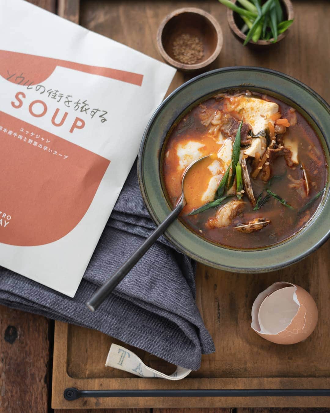 栁川かおりさんのインスタグラム写真 - (栁川かおりInstagram)「『ごちそうユッケジャンスープ。』  #ピエトロ のsoupシリーズ " PIETRO A DAY"から ソウルの街を旅する「ユッケジャンスープ」  牛肉のスープって美味しいなぁとしみじみ。  野菜もしっかり入ってるから そこに豆腐やアサリ、温泉卵を追加して さらにごちそうスープの出来上がり。  詳しくは#ピエトロキャンパス にて ↓ https://oceans-nadia.com/fans/pietro  #ユッケジャンスープ #ピエトロタイアップ」2月27日 16時06分 - kaori_yanagawa