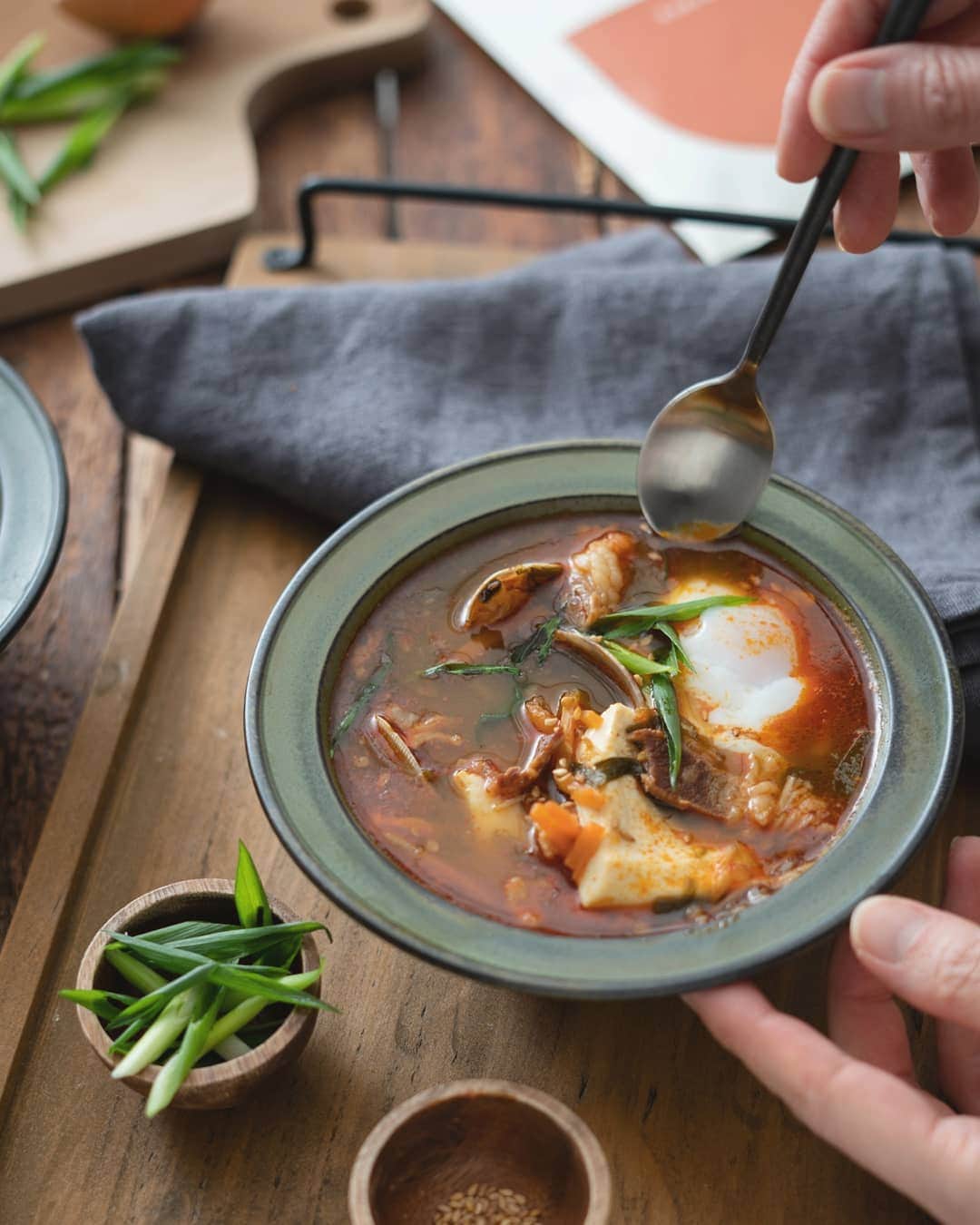 栁川かおりさんのインスタグラム写真 - (栁川かおりInstagram)「『ごちそうユッケジャンスープ。』  #ピエトロ のsoupシリーズ " PIETRO A DAY"から ソウルの街を旅する「ユッケジャンスープ」  牛肉のスープって美味しいなぁとしみじみ。  野菜もしっかり入ってるから そこに豆腐やアサリ、温泉卵を追加して さらにごちそうスープの出来上がり。  詳しくは#ピエトロキャンパス にて ↓ https://oceans-nadia.com/fans/pietro  #ユッケジャンスープ #ピエトロタイアップ」2月27日 16時06分 - kaori_yanagawa