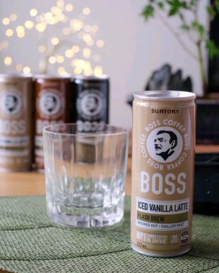 Erinaのインスタグラム：「.  This is the first coffee I ever had back home in Japan🇯🇵My parents always kept @suntorybosscoffeeanz in the fridge.  So it's nostalgic and awesome being able to get them in Australia🥰. .  I made some ice cubes using the Iced Long Black so I can get that double caffeine hit! Even my kitten Roy was interested ☕☕.   #flashbrew  #howjapancan #ad . .」